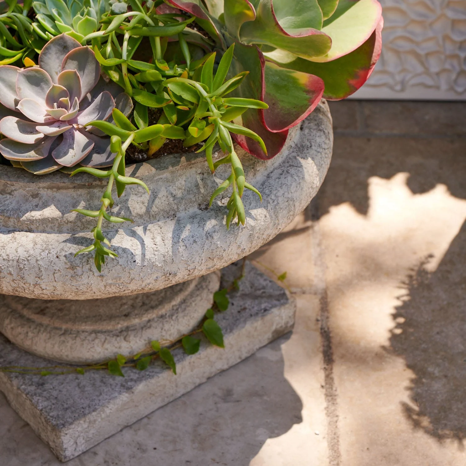 Jacinth Roman Urn-style Planter - Image 2
