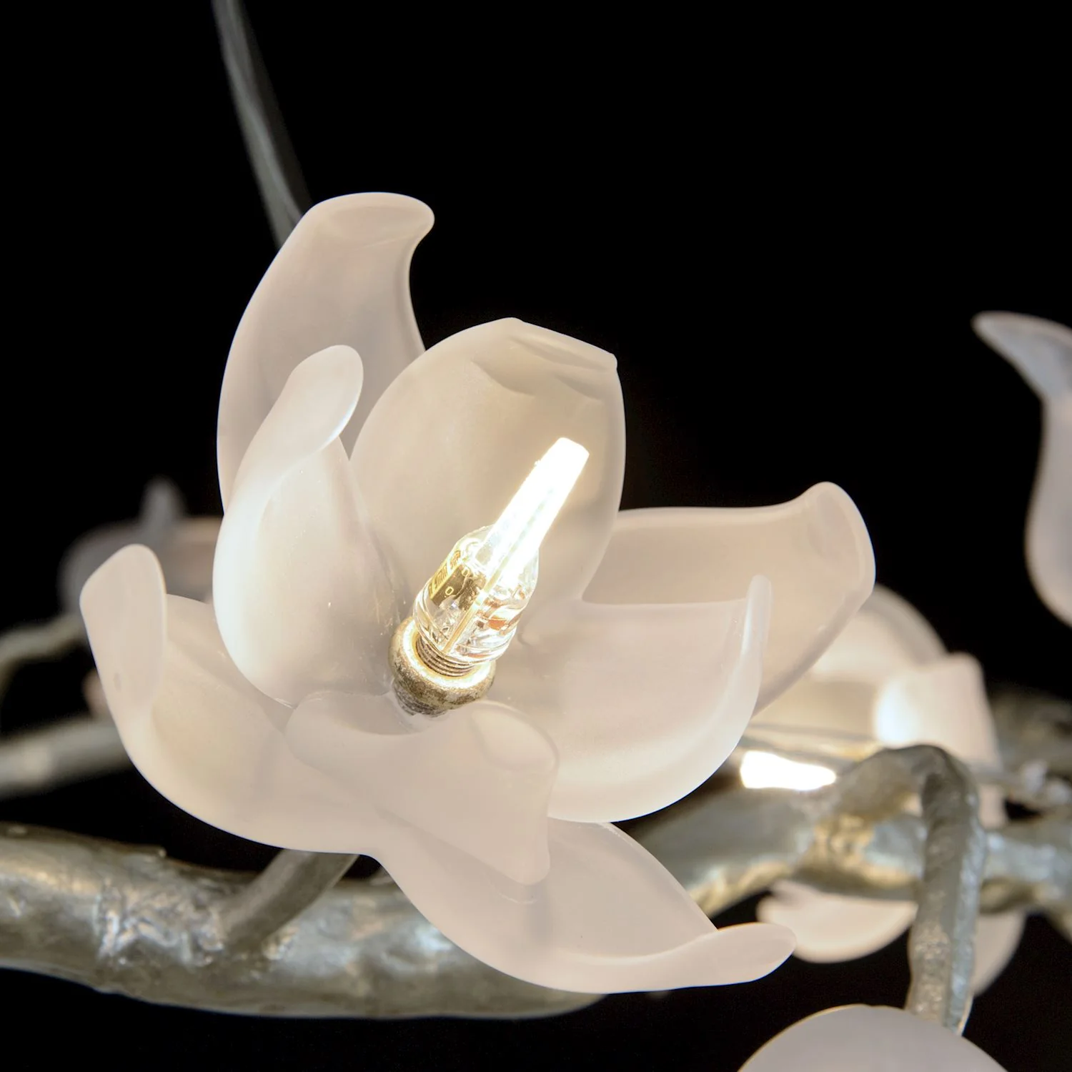 John Richard Churippu Magnolia & Tulip Glass Silver Leaf Vertical Twenty-One Light Chandelier - Image 3