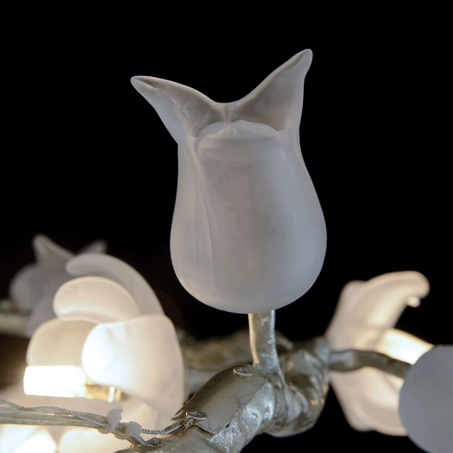 John Richard Churippu Magnolia & Tulip Glass Silver Leaf Vertical Twenty-One Light Chandelier - Image 4
