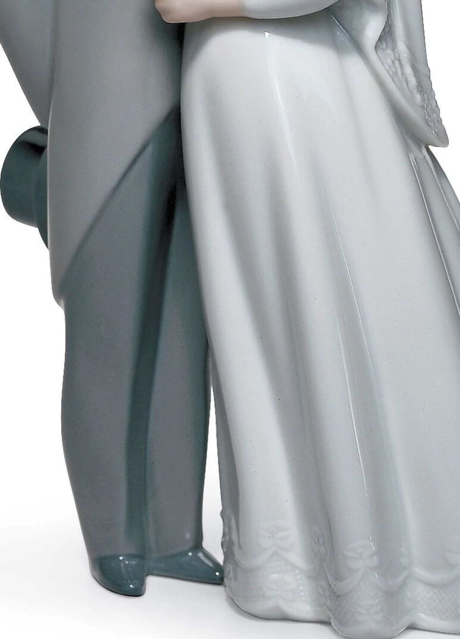Lladro A Kiss to Remember Couple Figurine - Image 5