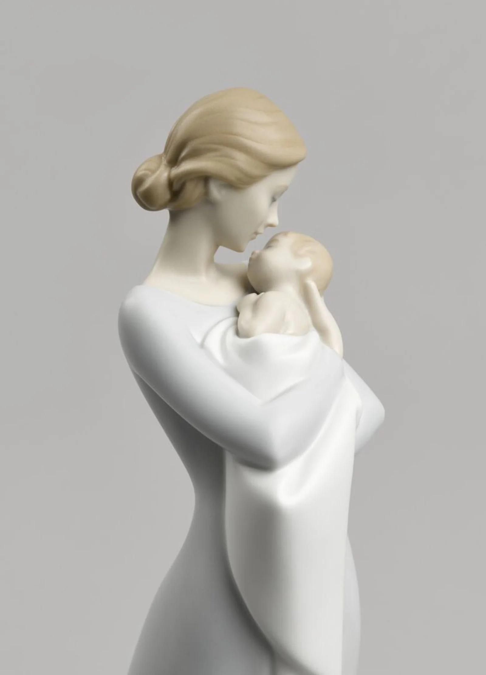 Lladro A Mother's Embrace Figurine - Image 4