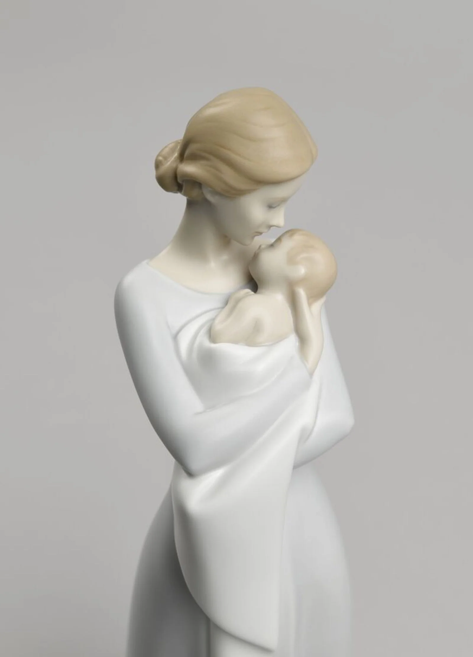 Lladro A Mother's Embrace Figurine - Image 5