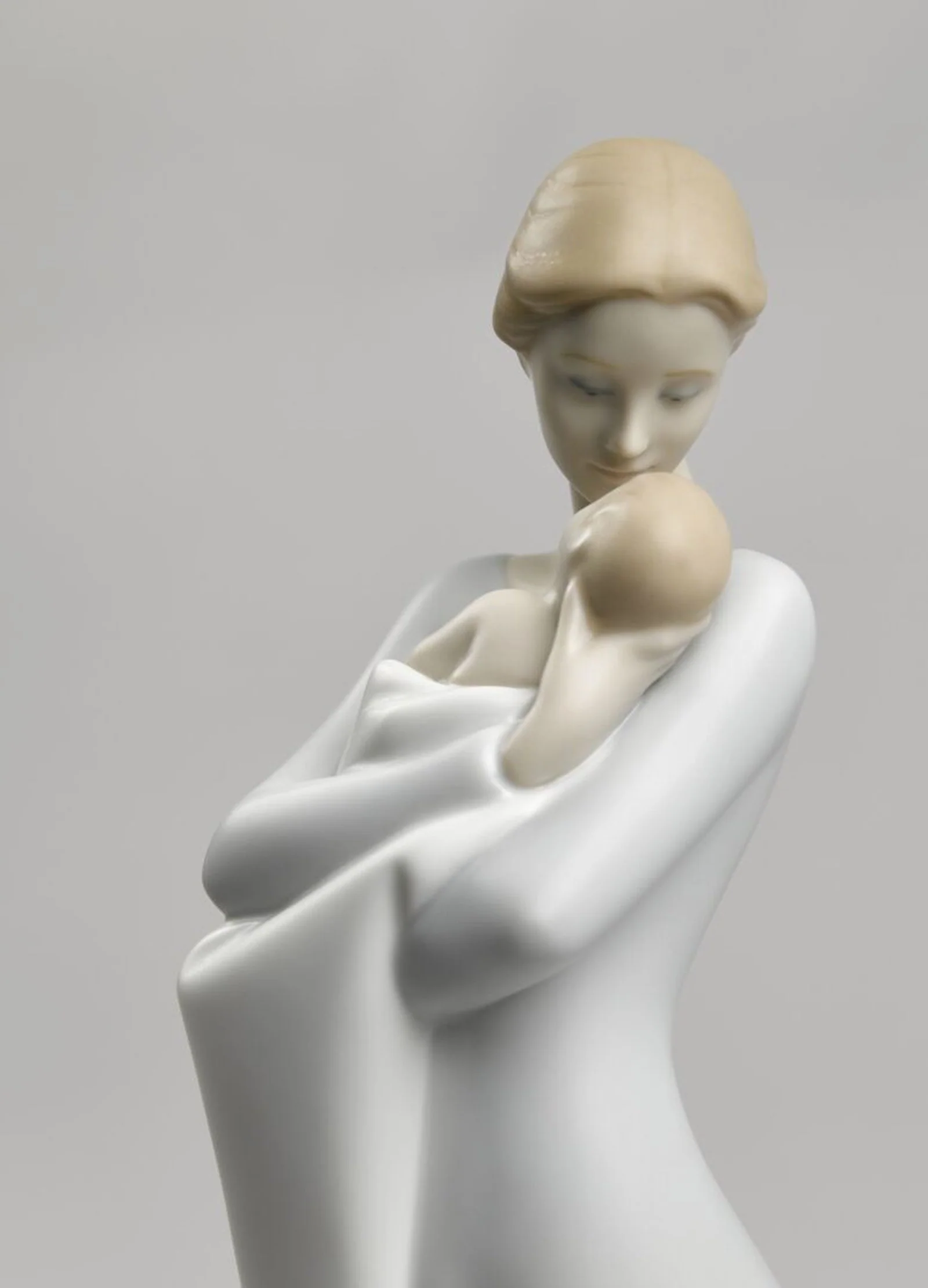 Lladro A Mother's Embrace Figurine - Image 6
