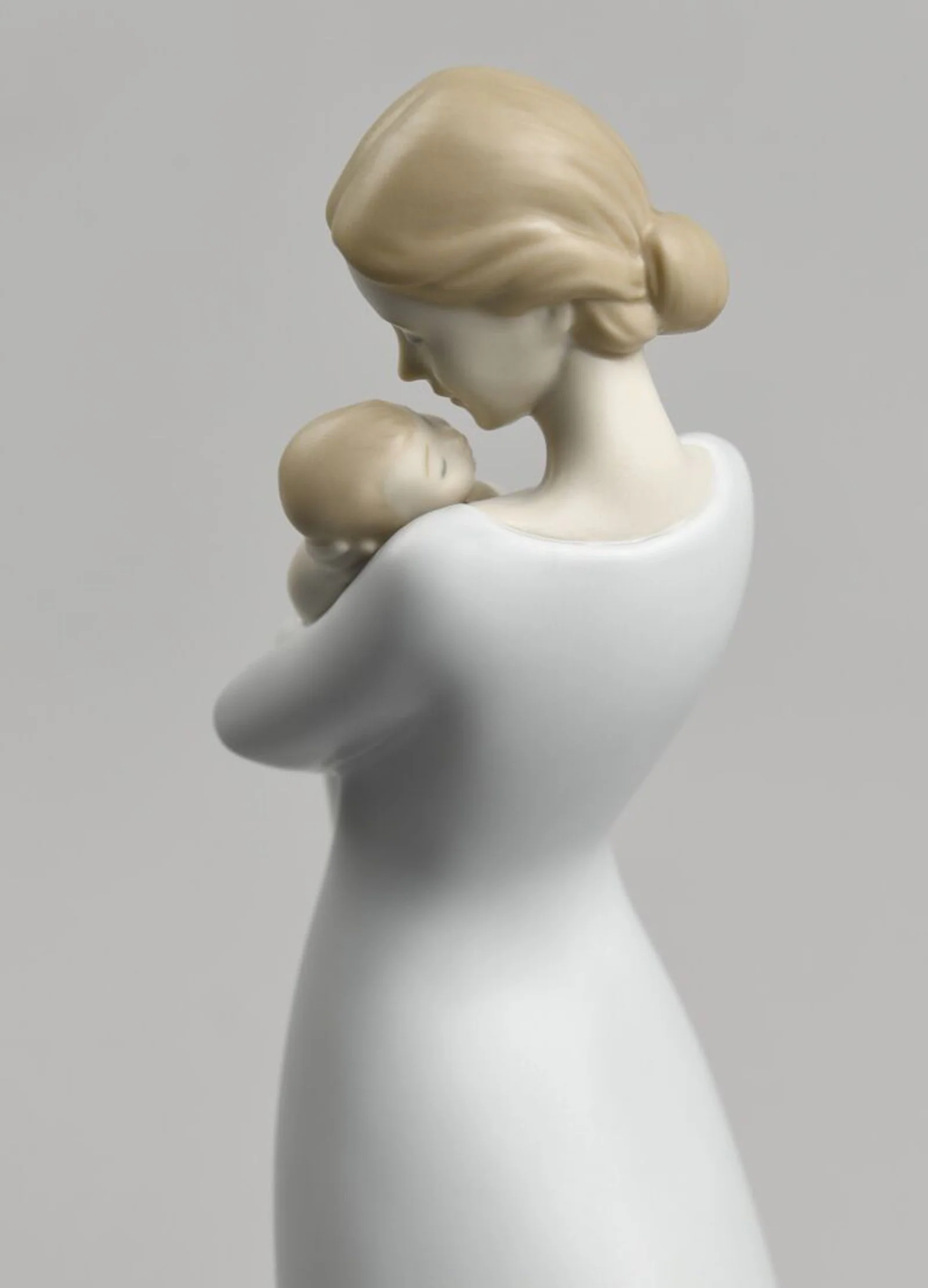 Lladro A Mother's Embrace Figurine - Image 7