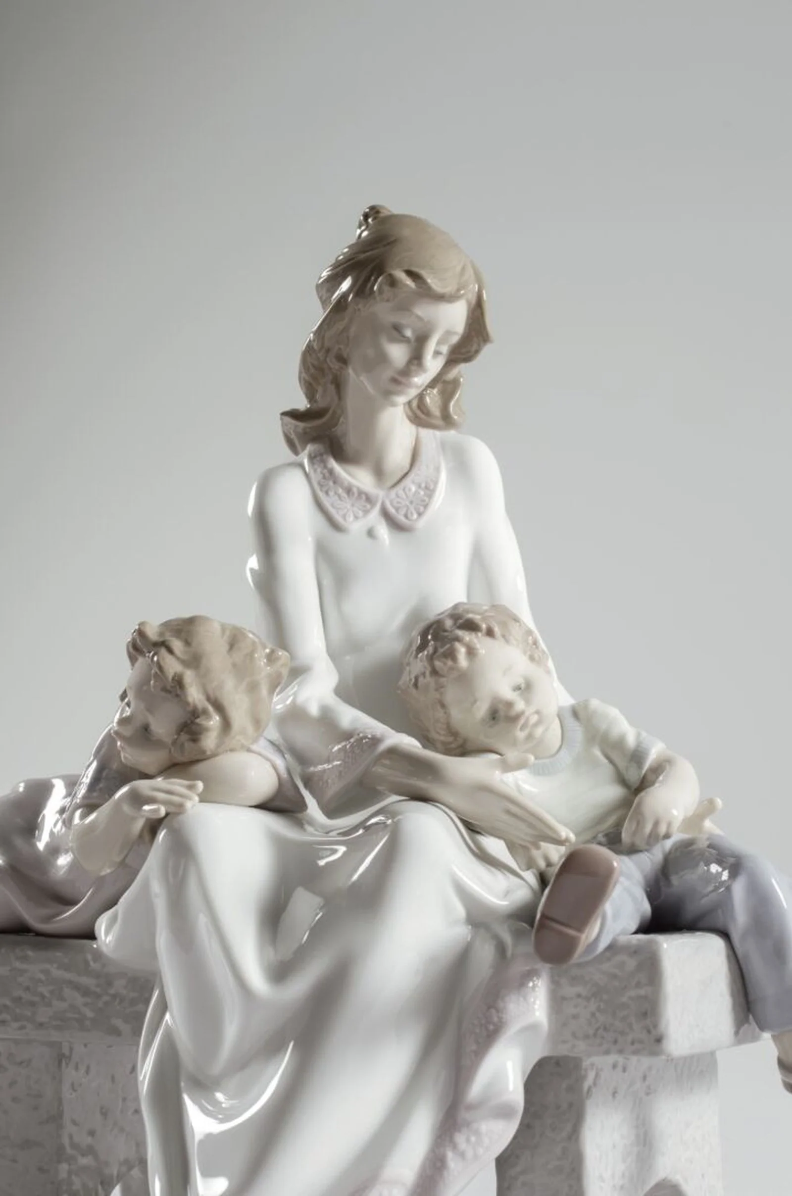 Lladro An Afternoon Nap Mother Figurine - Image 4