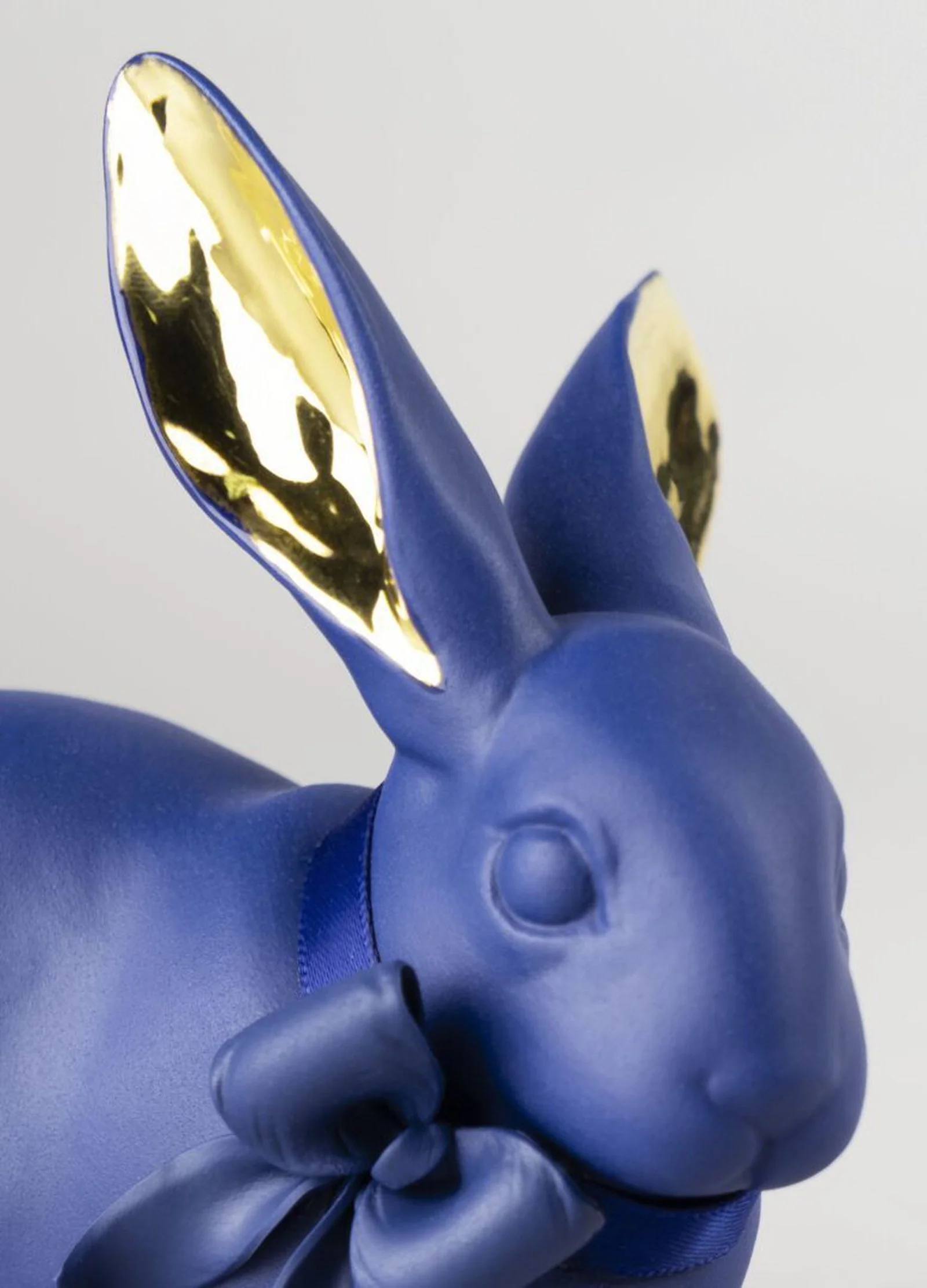 Lladro Attentive Bunny Figurine - Image 3