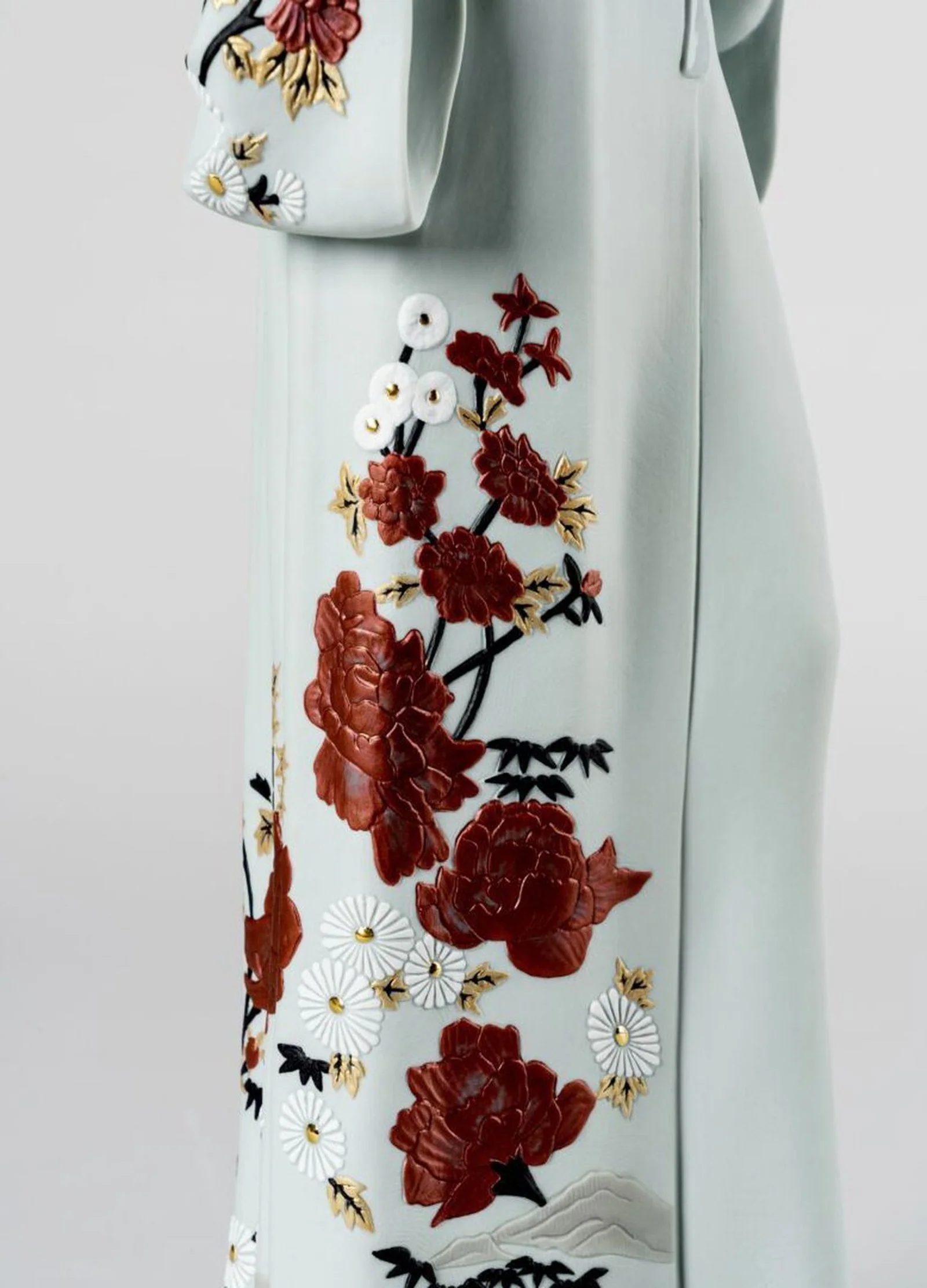 Lladro Beauty with dragon tattoo Woman Figurine - Image 5