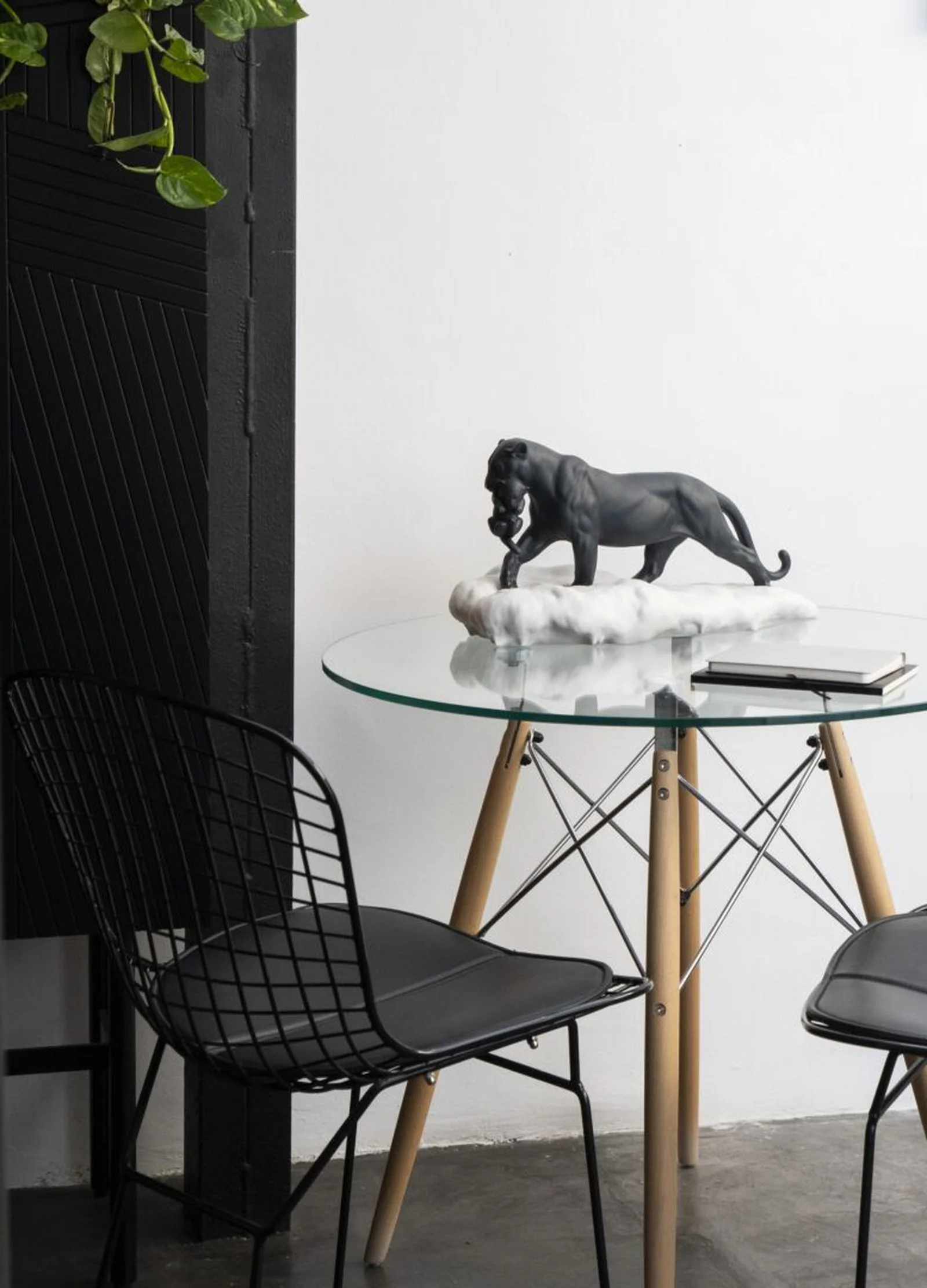 Lladro Black Panther with Cub Figurine - Image 3