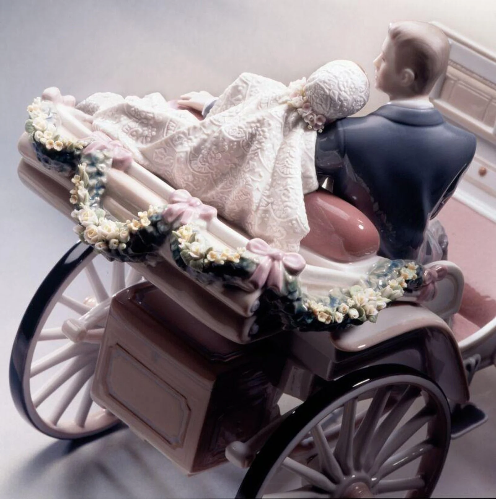 Lladro Bridal Carriage Couple Sculpture - Limited Edition - Image 3