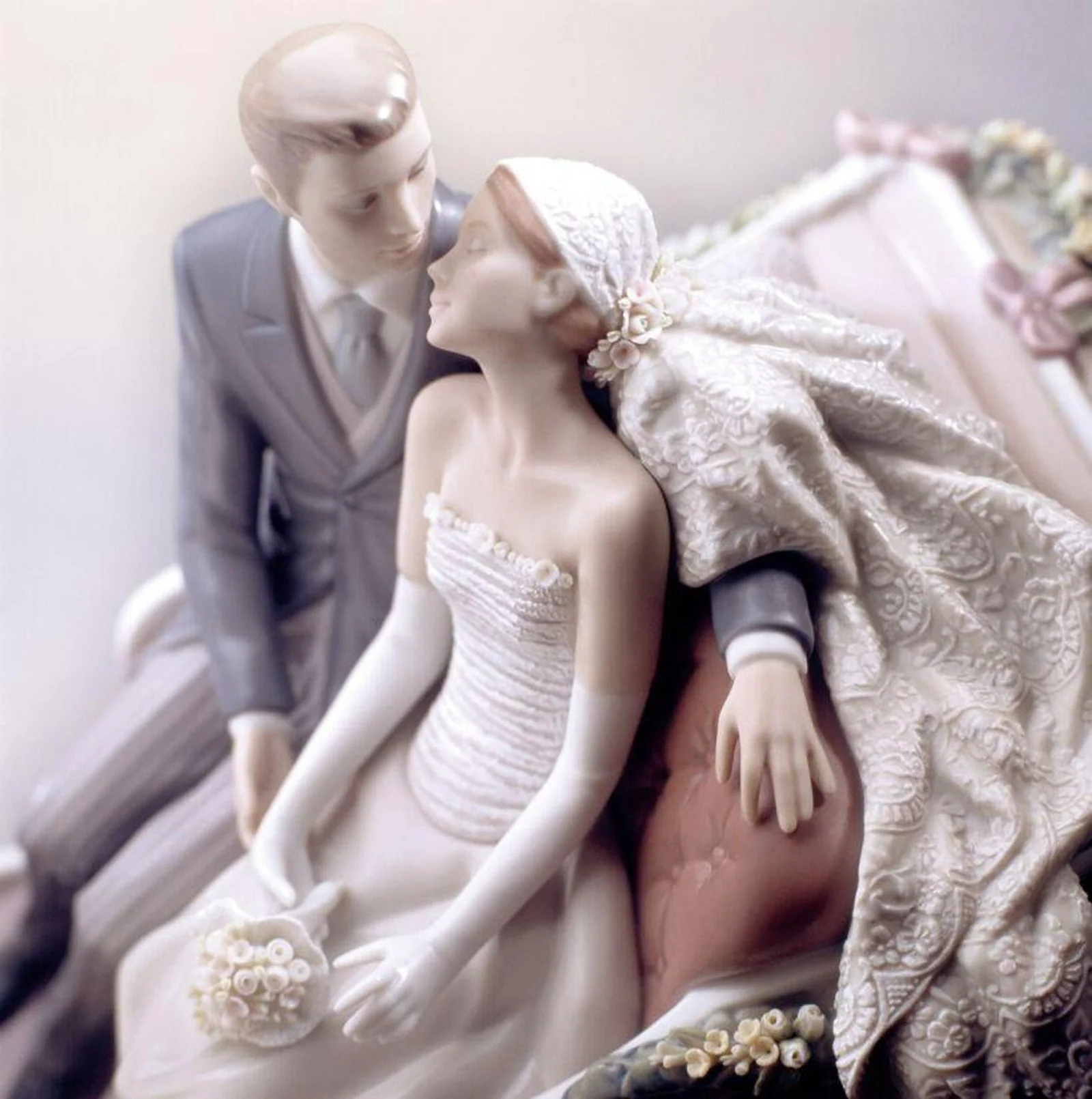 Lladro Bridal Carriage Couple Sculpture - Limited Edition - Image 4