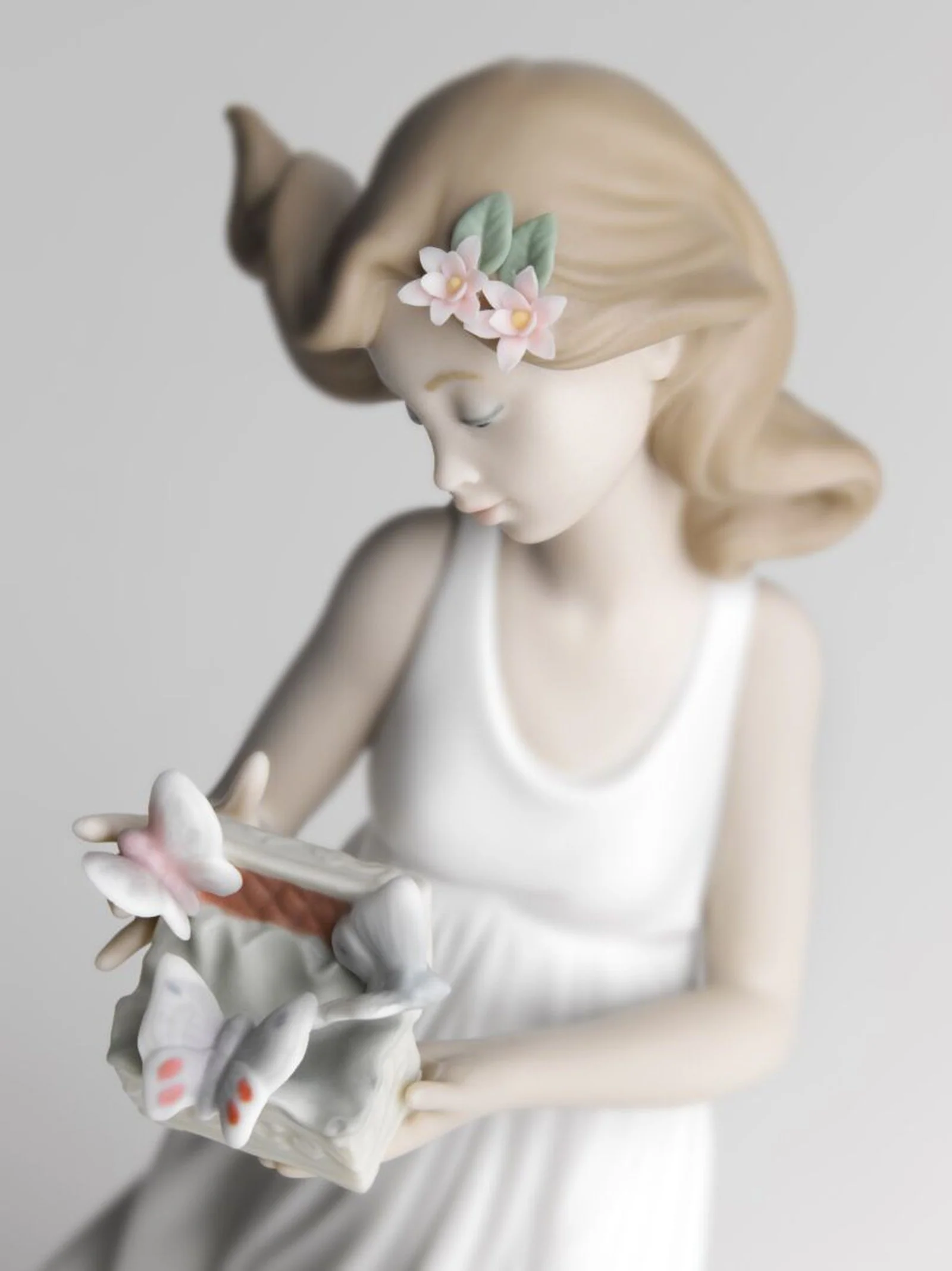 Lladro Butterfly Treasures Woman Figurine - Image 3