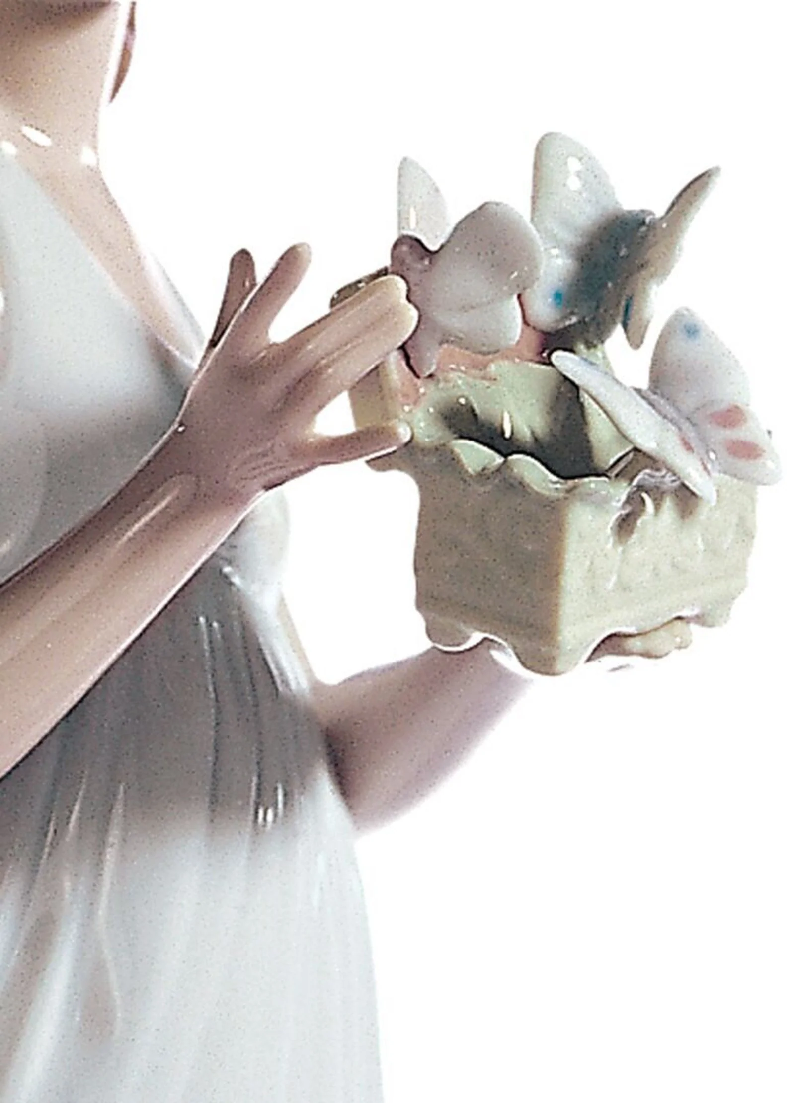 Lladro Butterfly Treasures Woman Figurine - Image 4