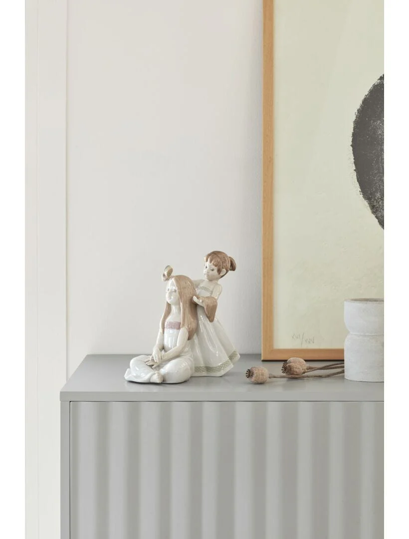 Lladro Combing Your Hair - Image 2