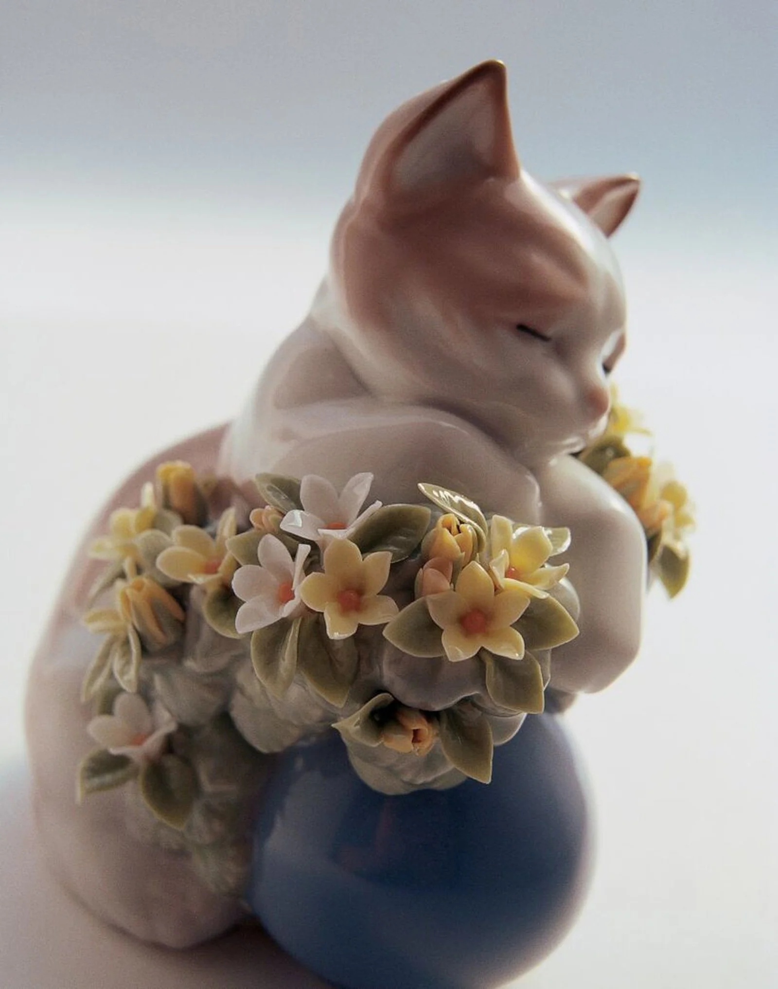 Lladro Dreamy Kitten Cat Figurine - Image 2