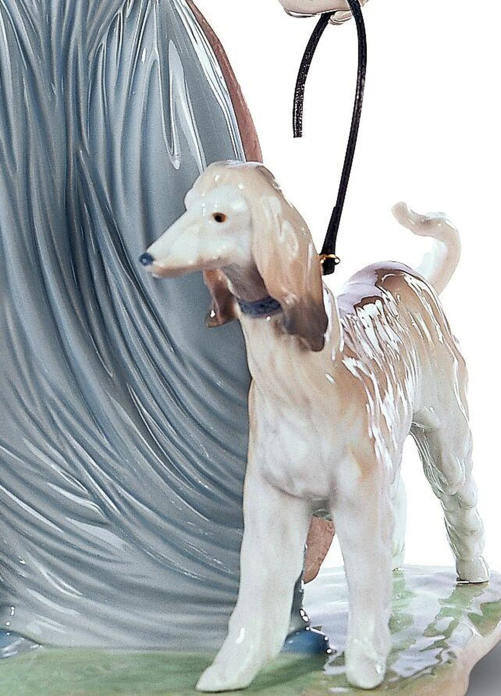 Lladro Elegant Promenade Woman Figurine - Image 4