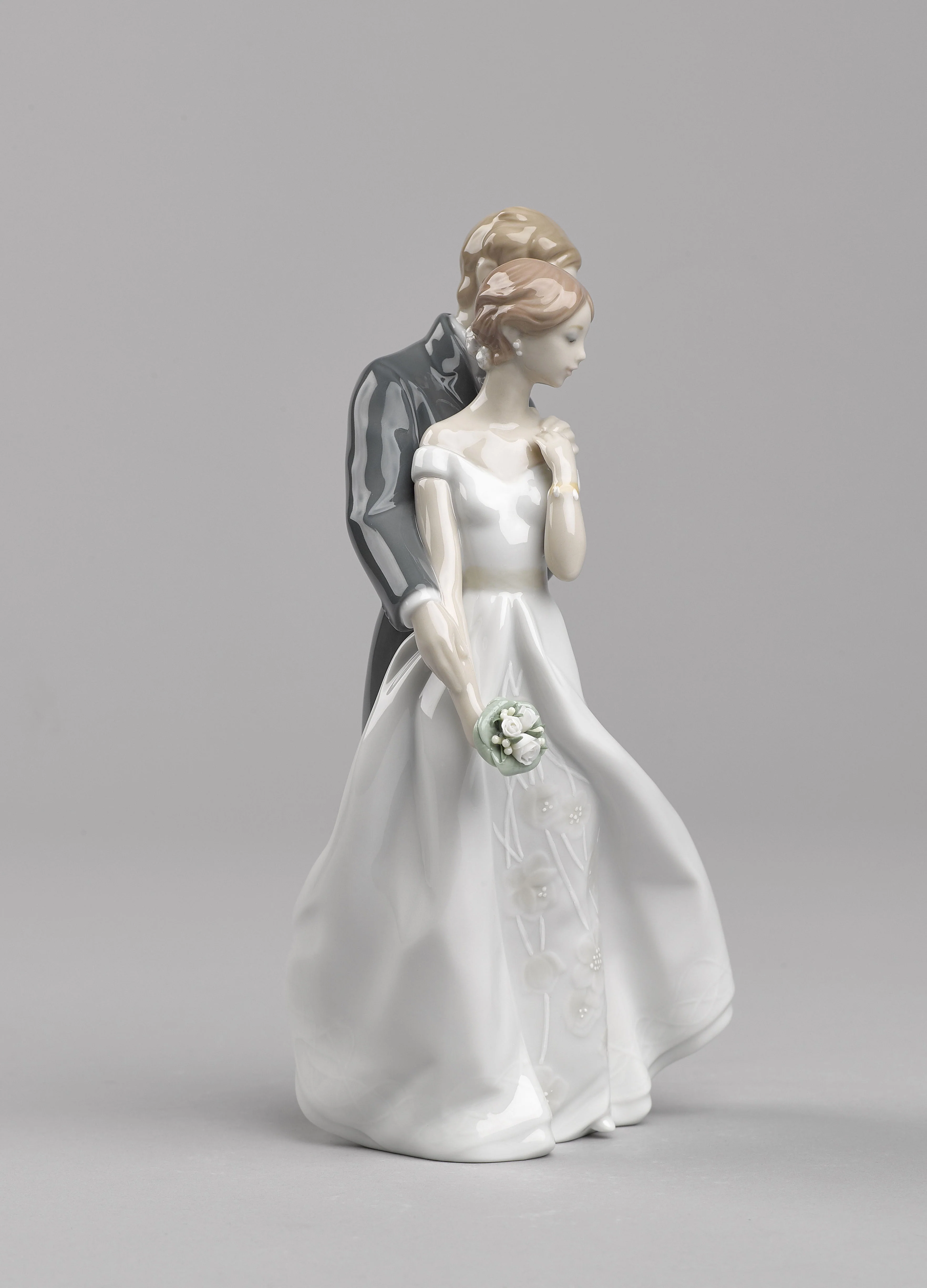 Lladro Everlasting Love Couple Figurine - Image 3