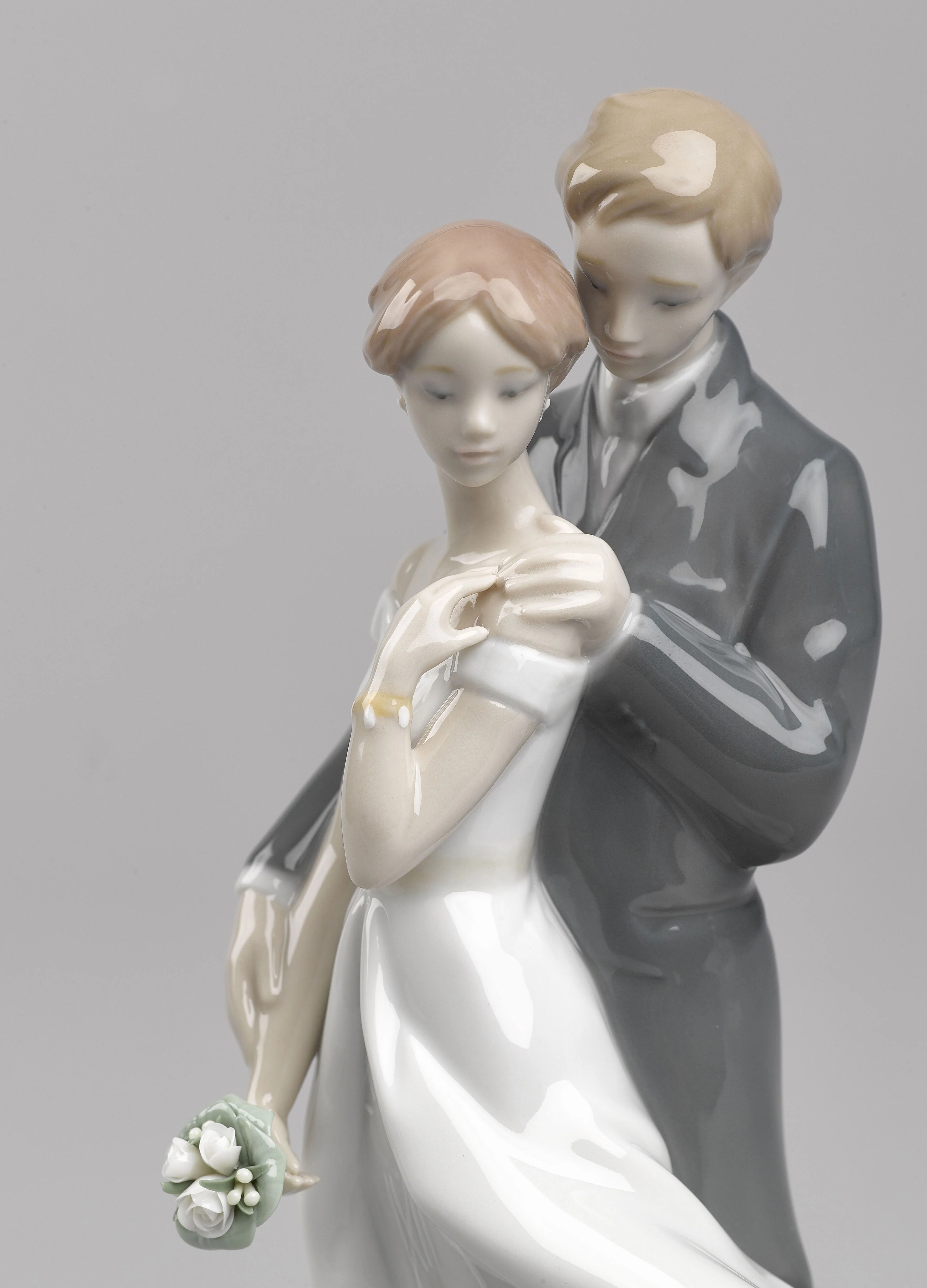 Lladro Everlasting Love Couple Figurine - Image 4