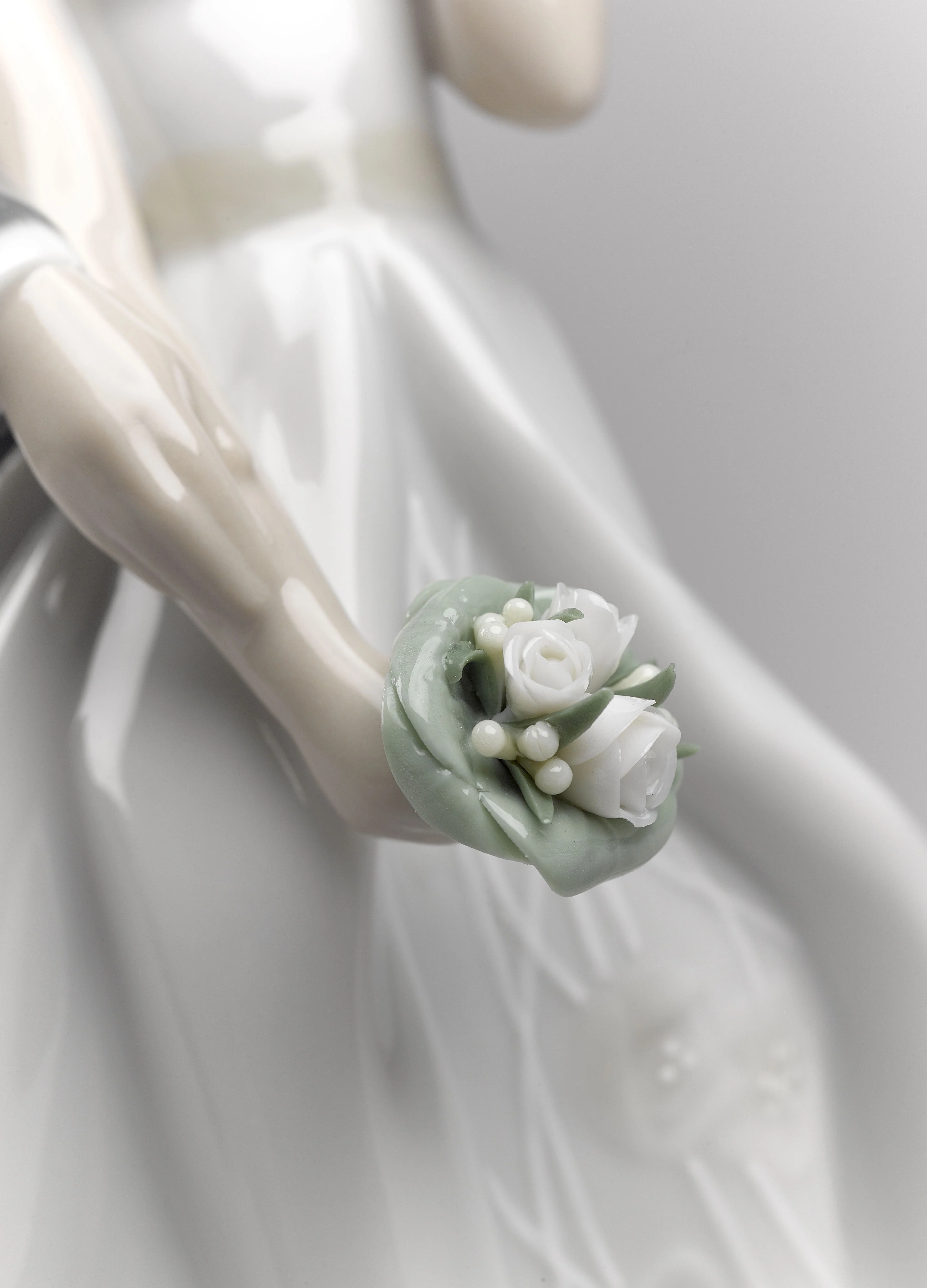 Lladro Everlasting Love Couple Figurine - Image 5