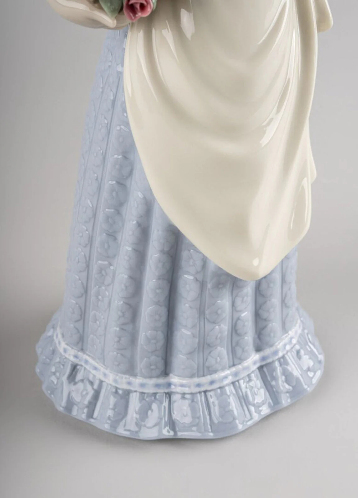 Lladro Flower Picking Woman Figurine - Image 4