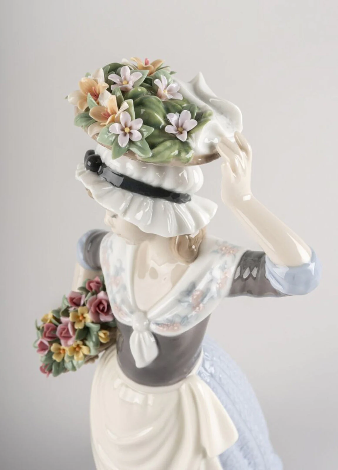 Lladro Flower Picking Woman Figurine - Image 5