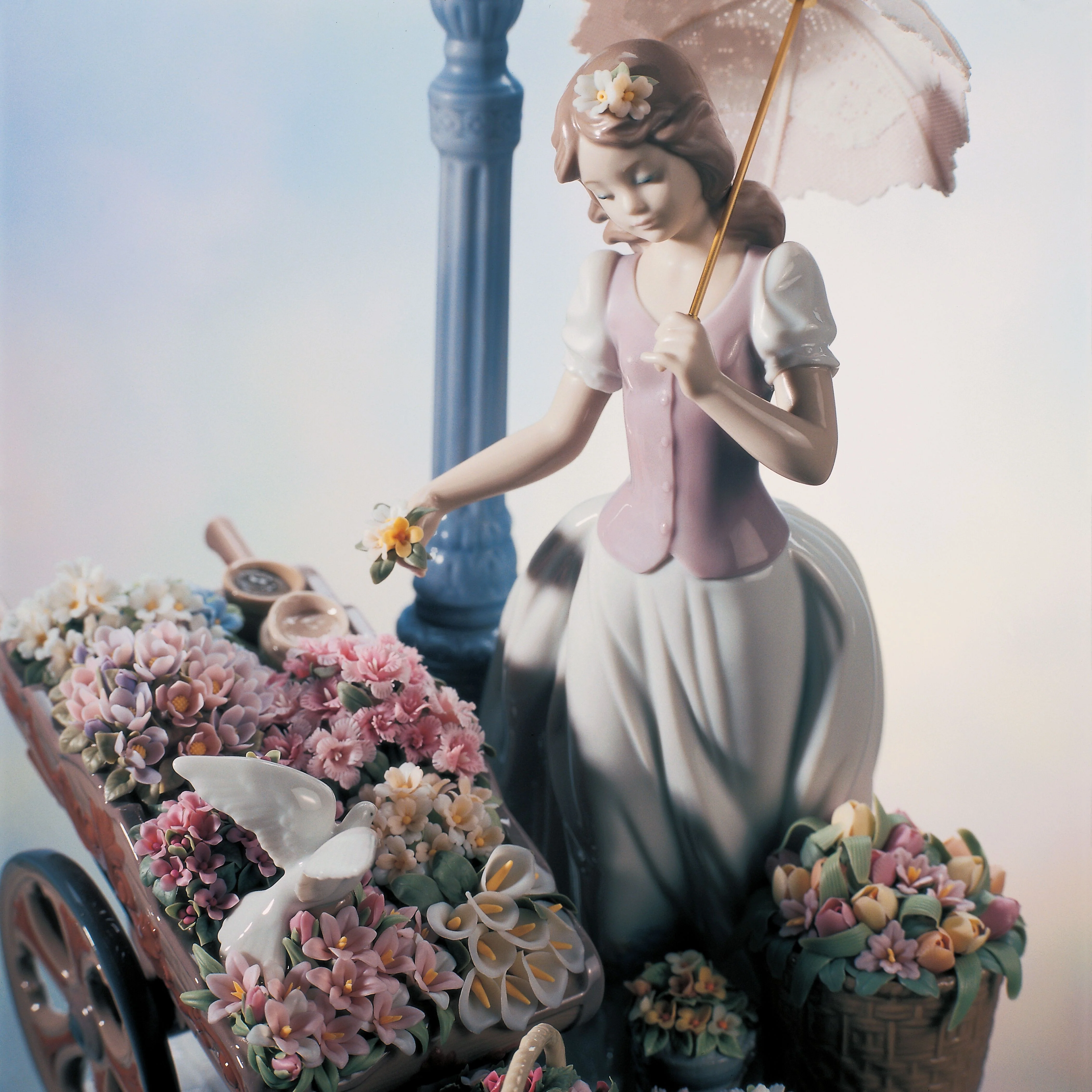 Lladro Flowers for Everyone Sculpture - Image 3