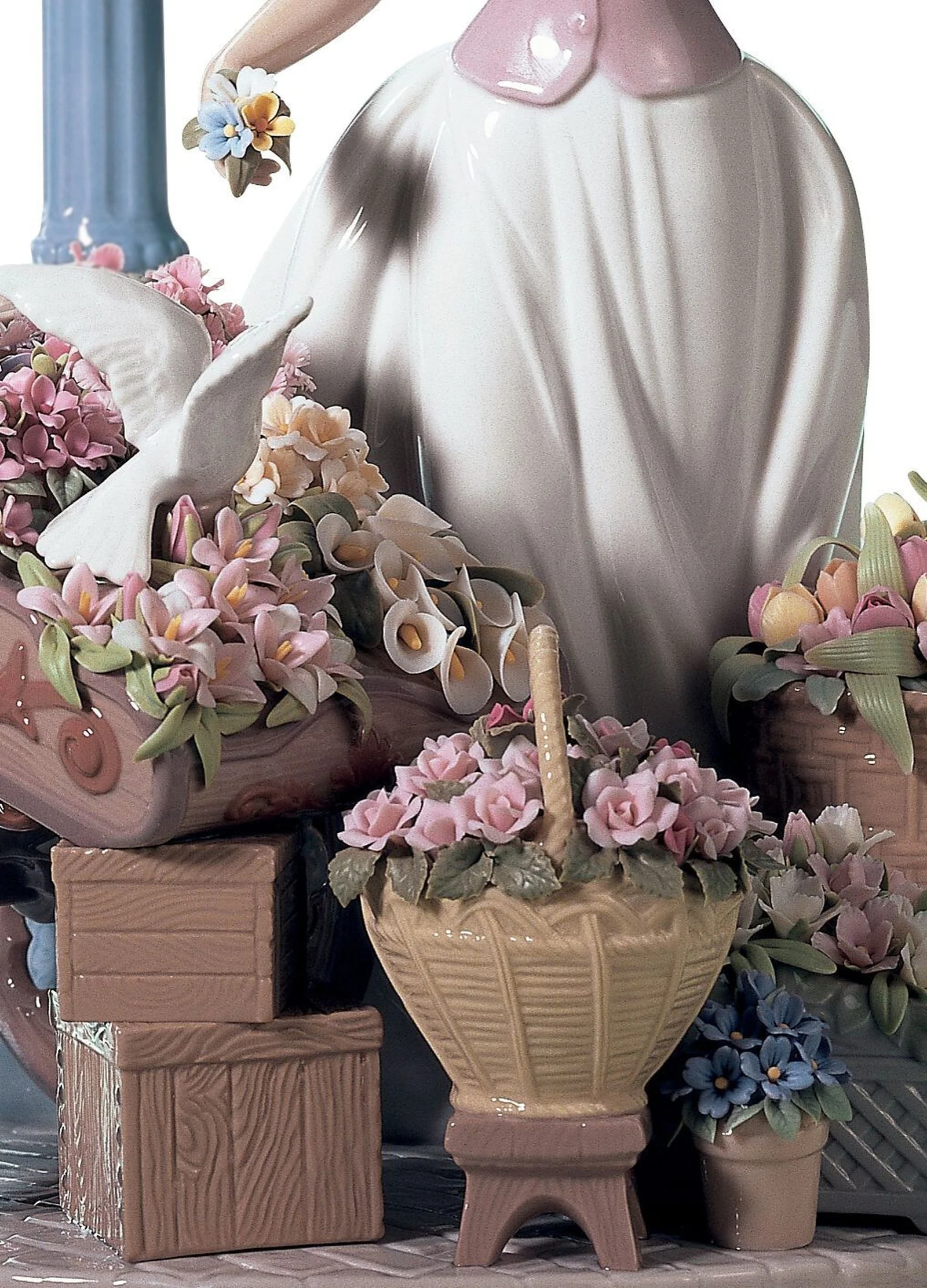 Lladro Flowers for Everyone Sculpture - Image 5