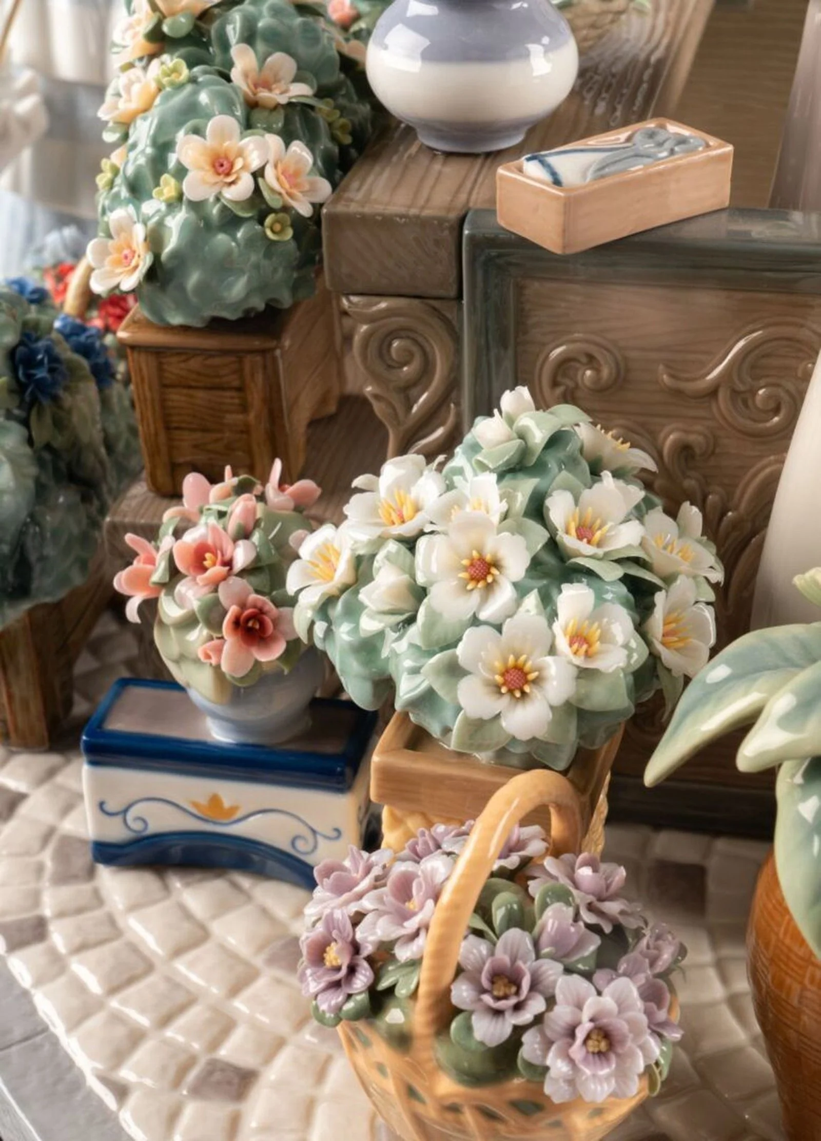 Lladro Flowers Market Sculpture Limited Edition - Image 4