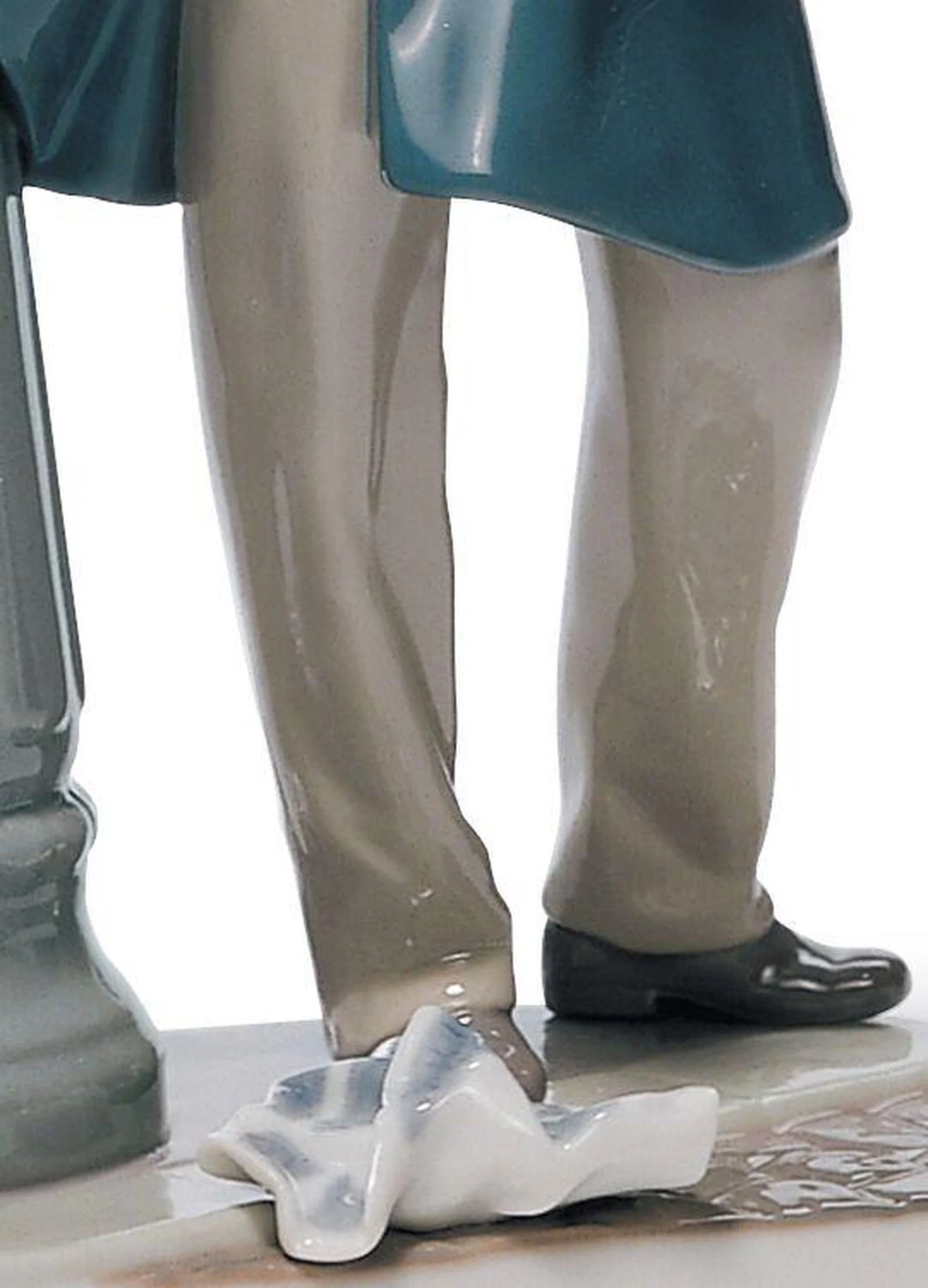 Lladro Lamplighter Figurine - Image 4