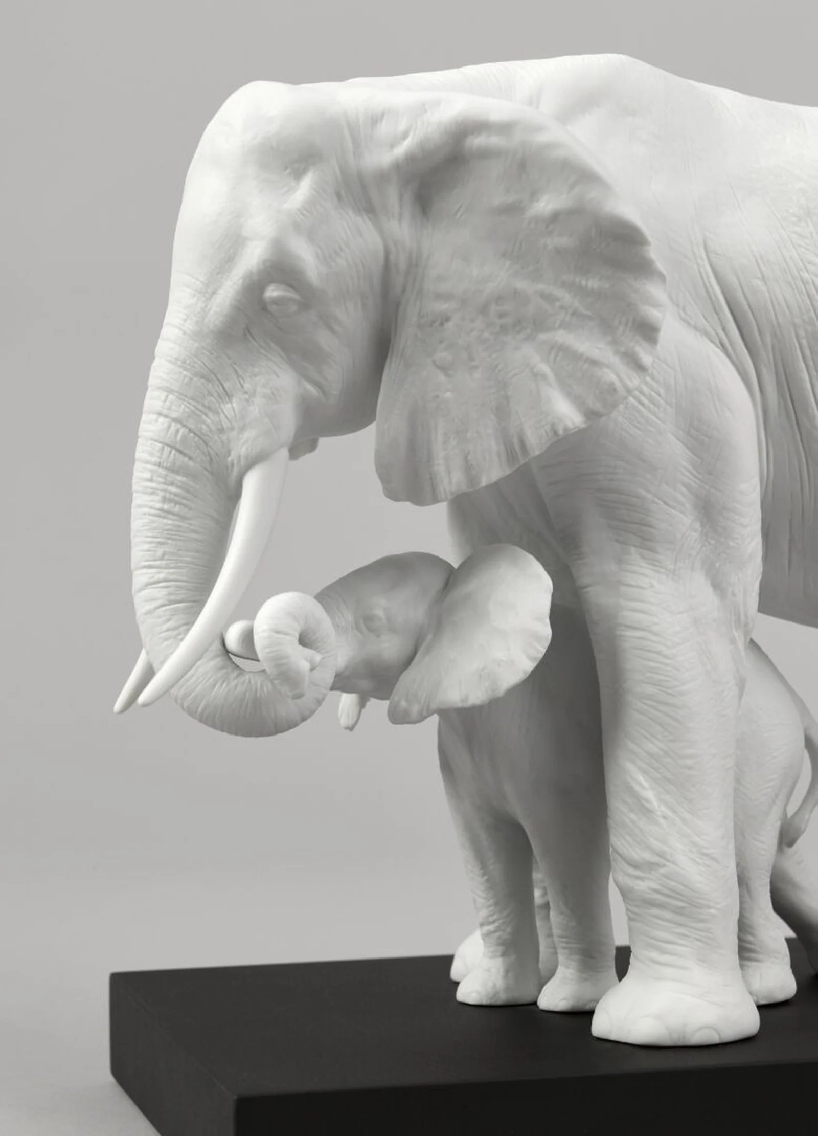 Lladro Leading The Way Elephants Sculpture - Image 11
