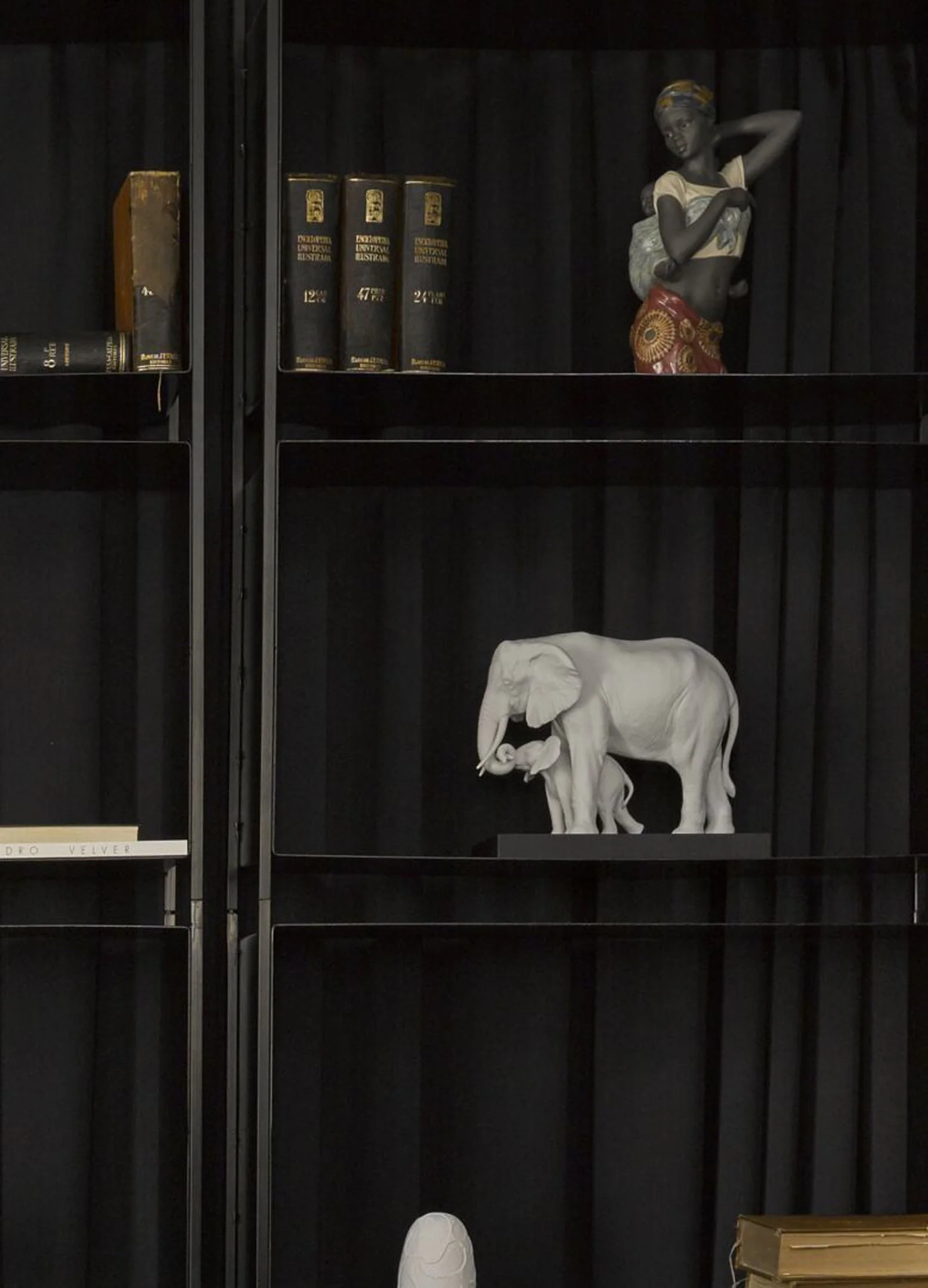 Lladro Leading The Way Elephants Sculpture - Image 14