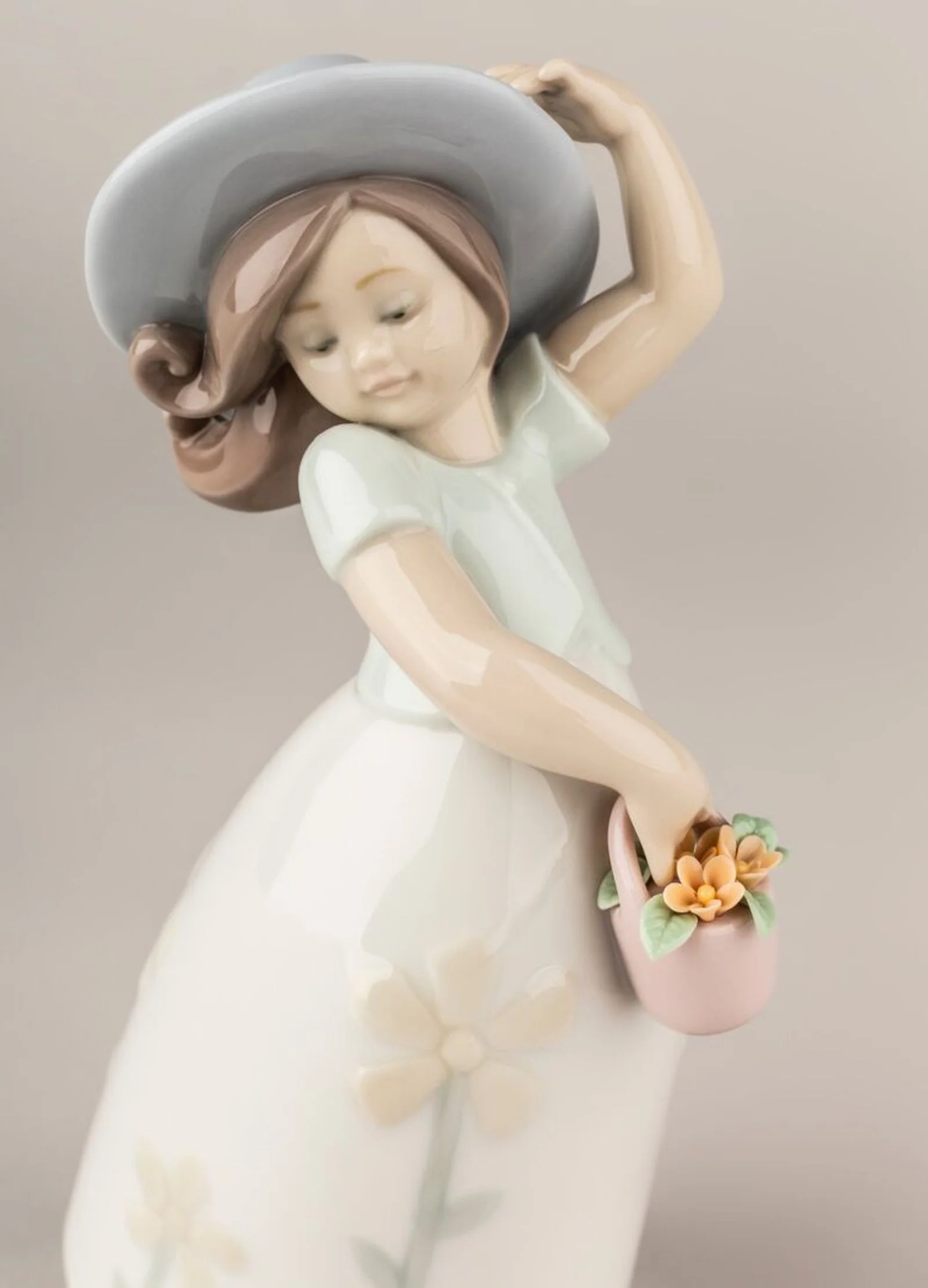 Lladro Little Daisy Girl Figurine - Image 3