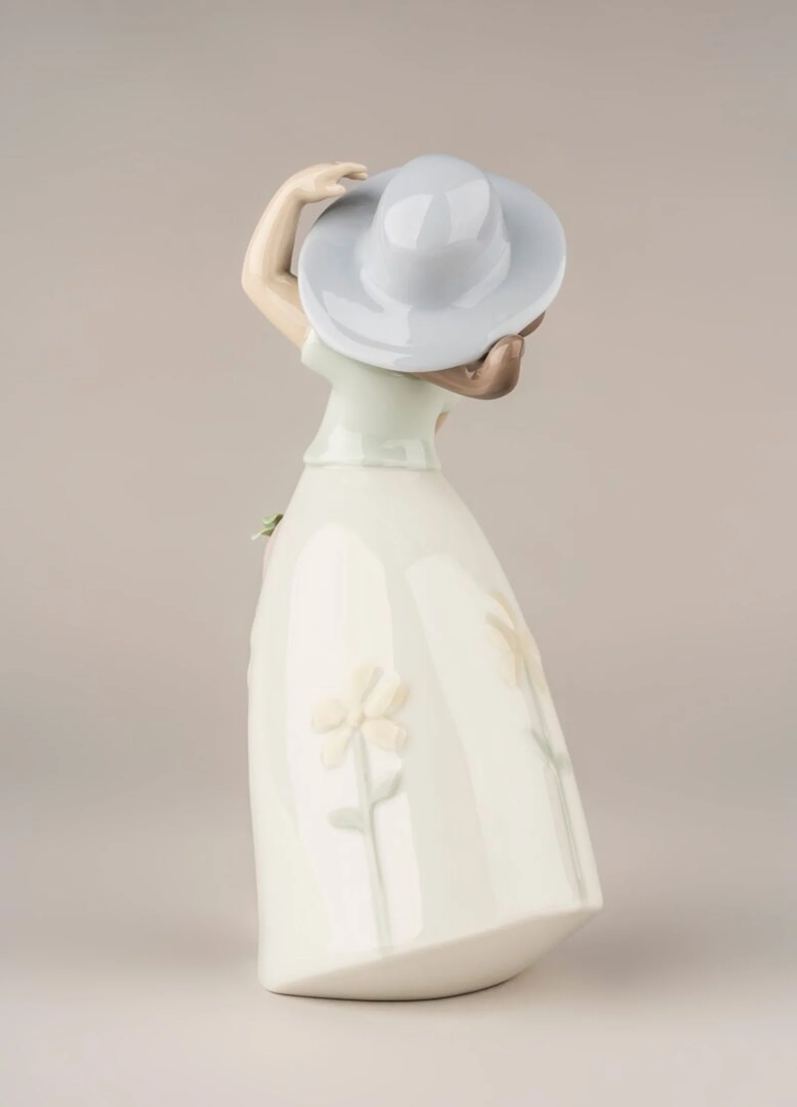 Lladro Little Daisy Girl Figurine - Image 4