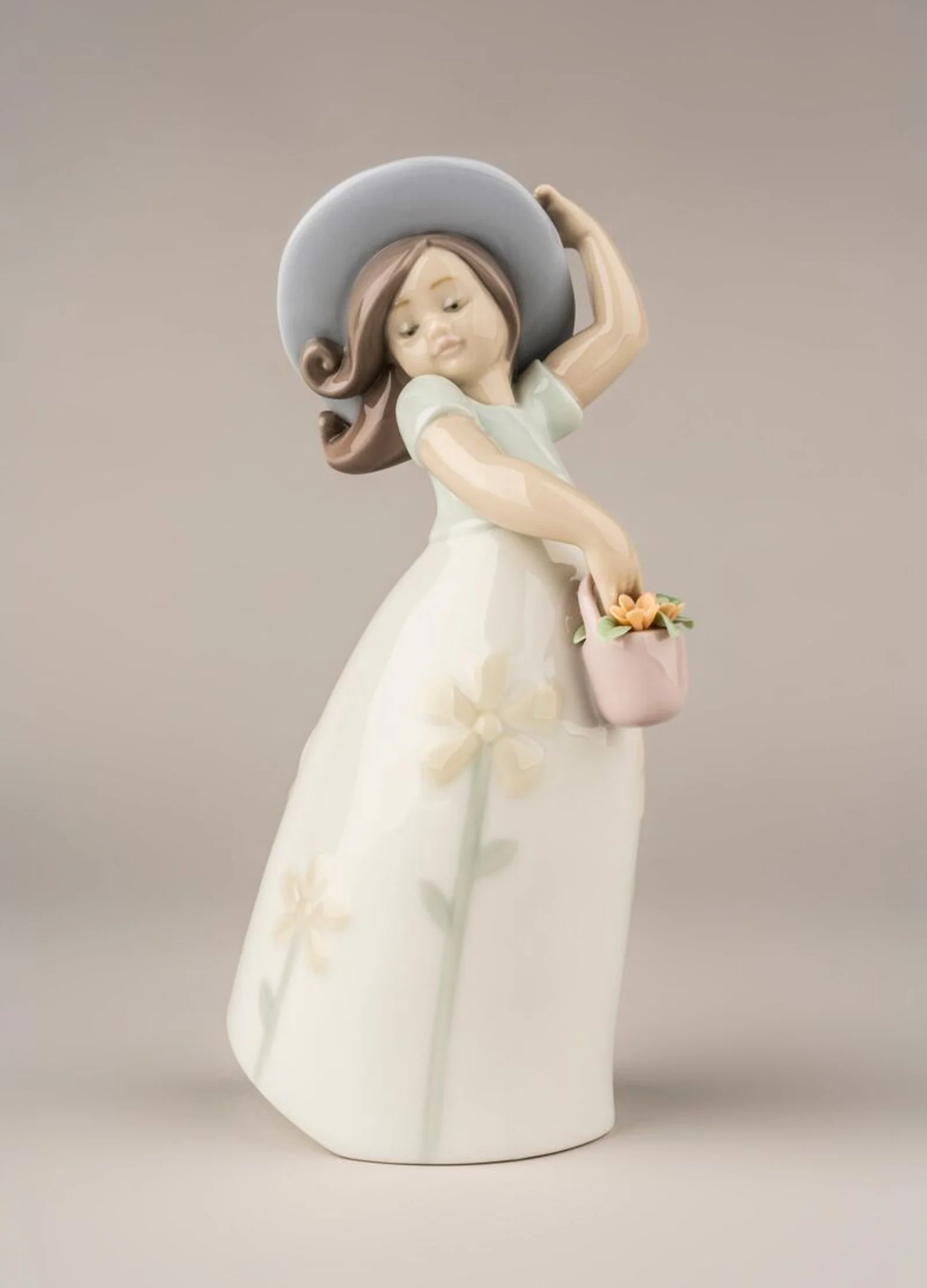 Lladro Little Daisy Girl Figurine - Image 5