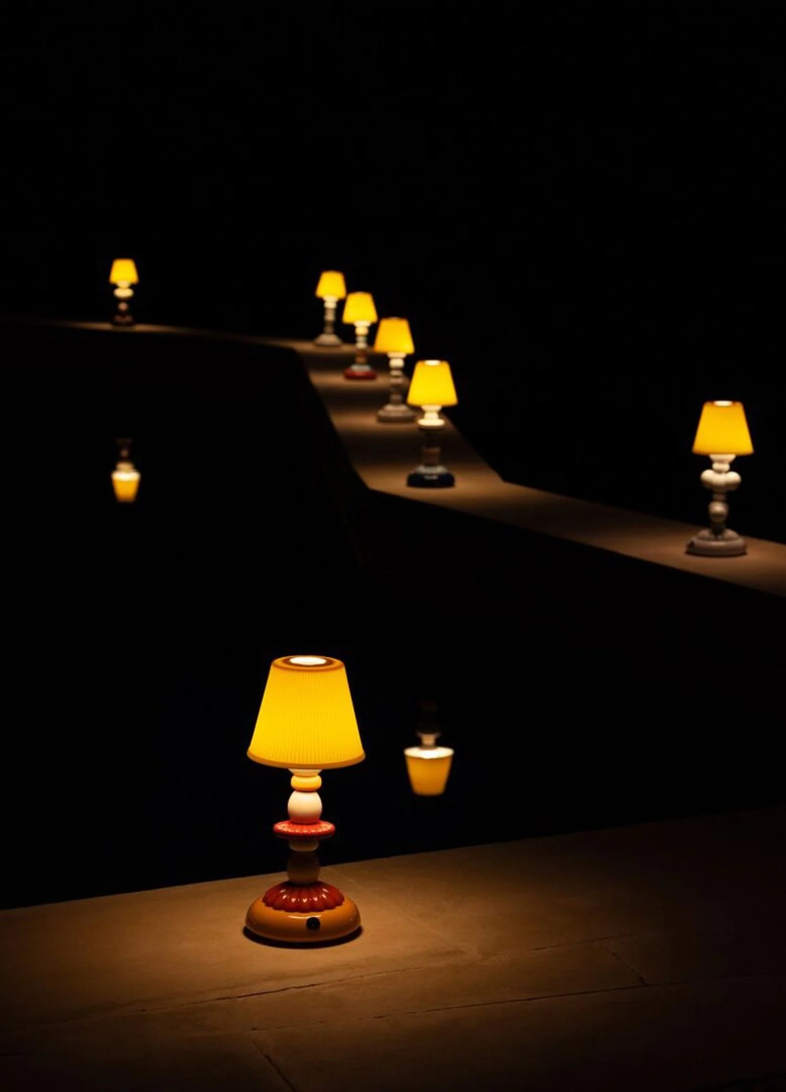 Lladro Lotus Firefly Table Lamp - Image 3
