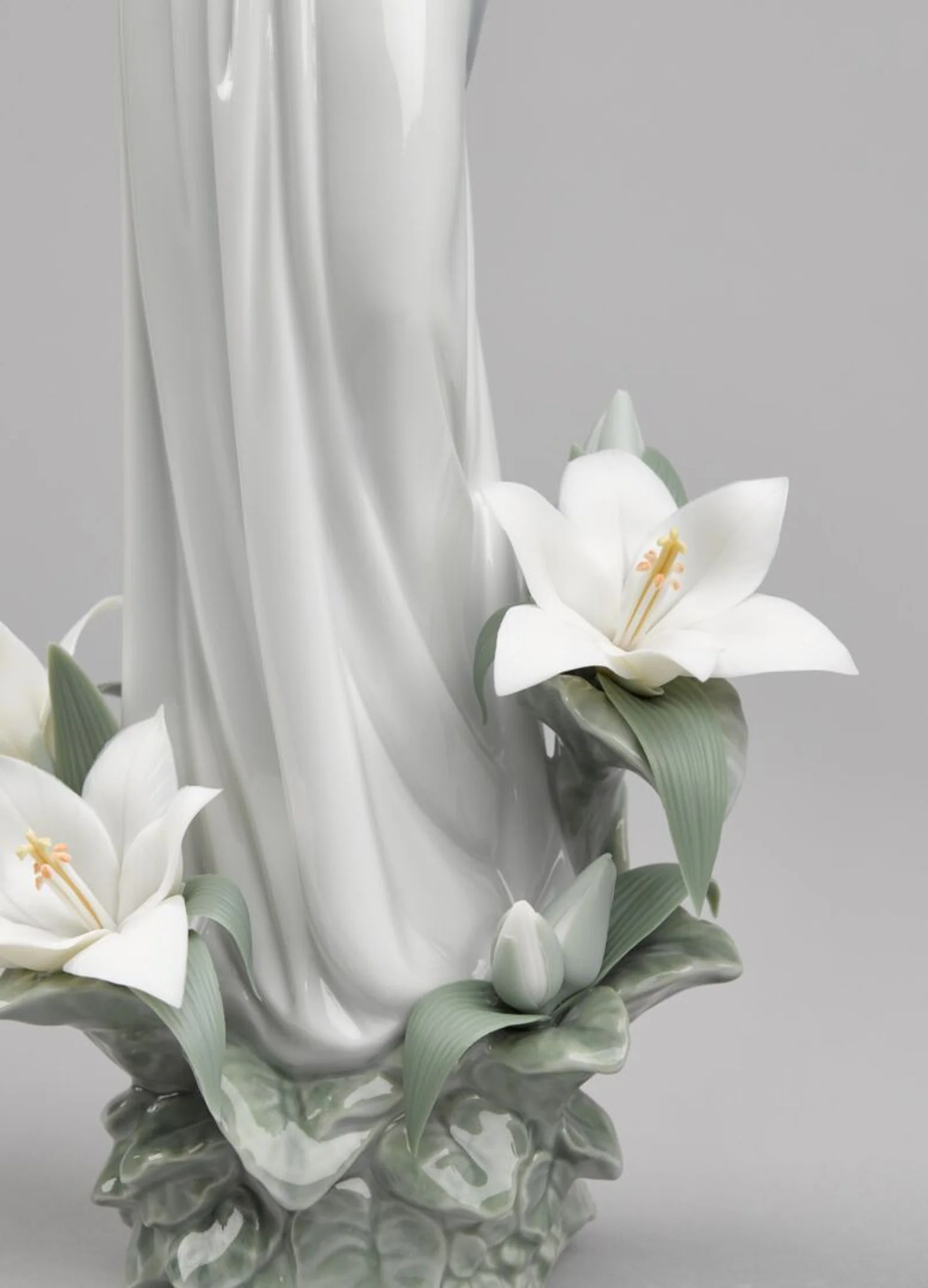Lladro Madonna of The Flowers Figurine - Image 3