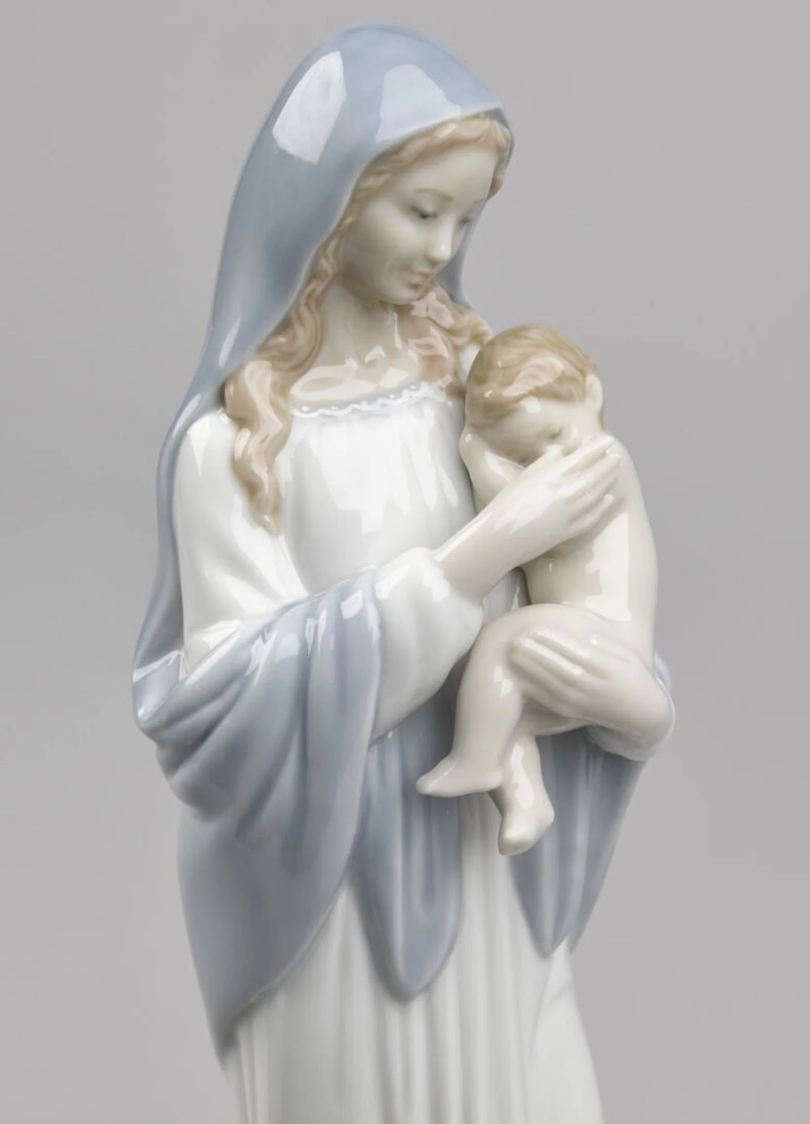 Lladro Madonna of The Flowers Figurine - Image 4