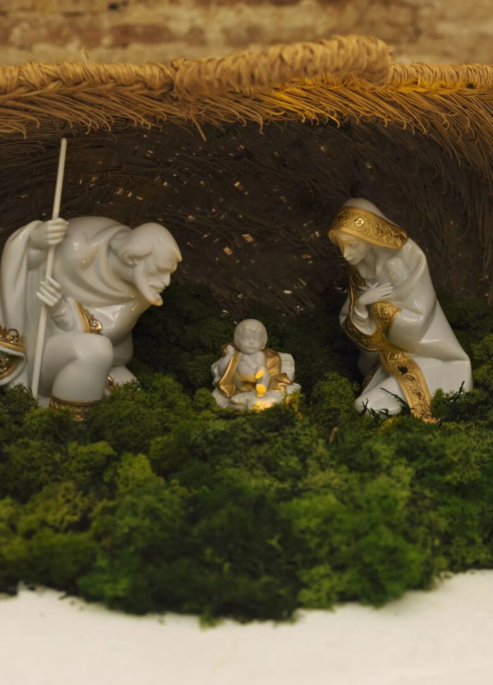 Lladro Mary Nativity Figurine Golden Lustre - Image 2