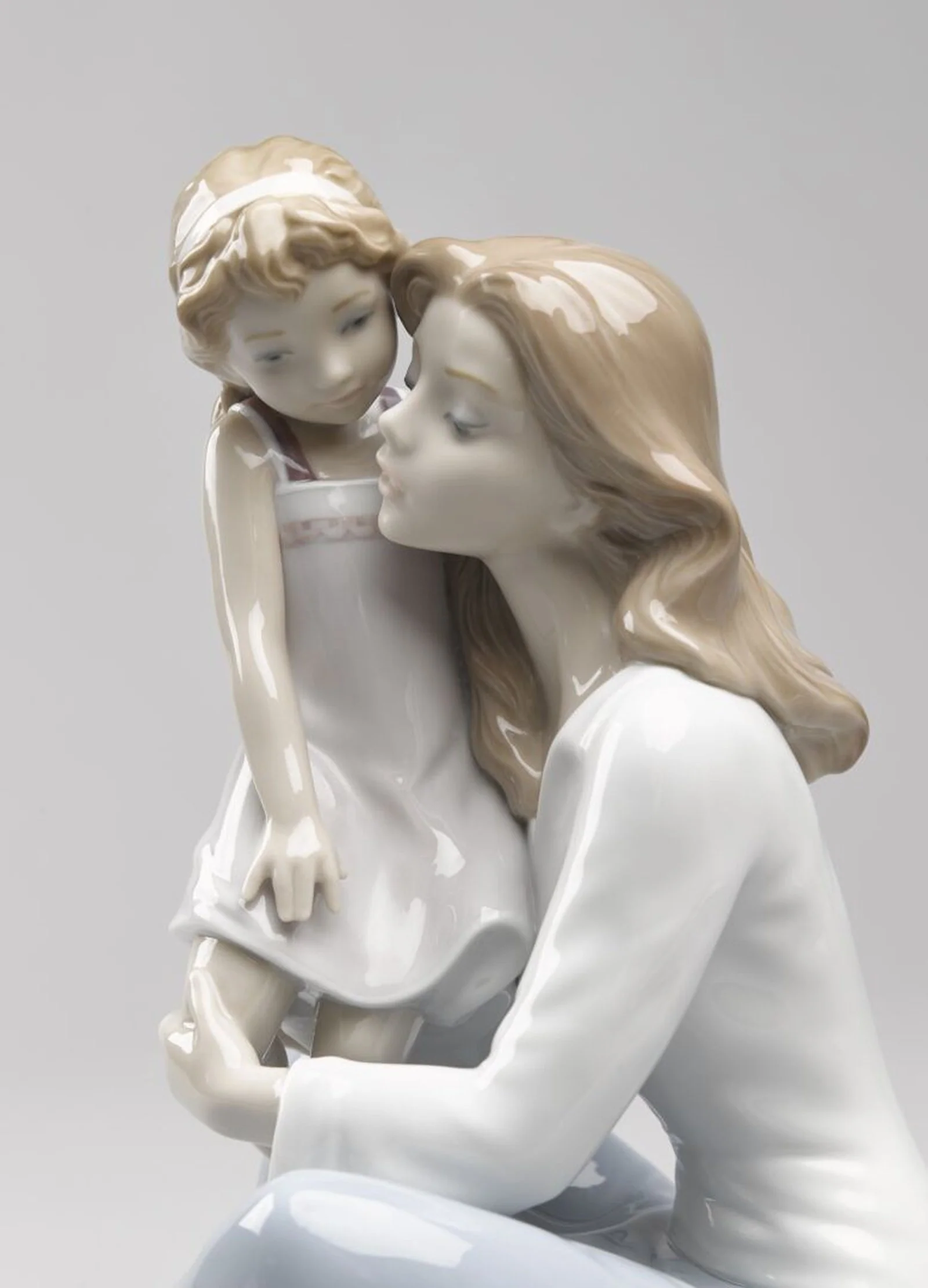 Lladro Mommy's Little Girl Mother Figurine - Image 3