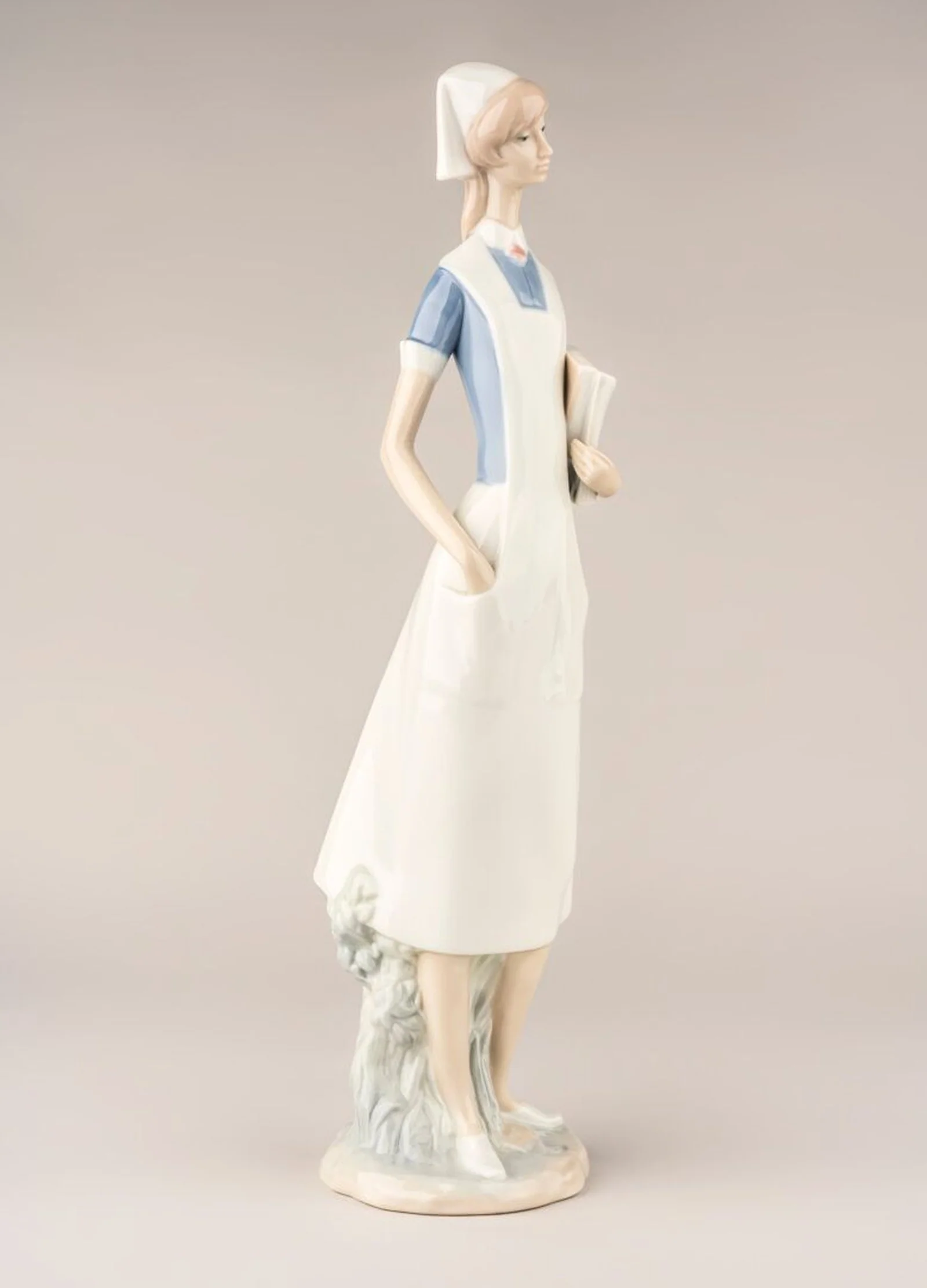 Lladro Nurse Figurine - Image 2