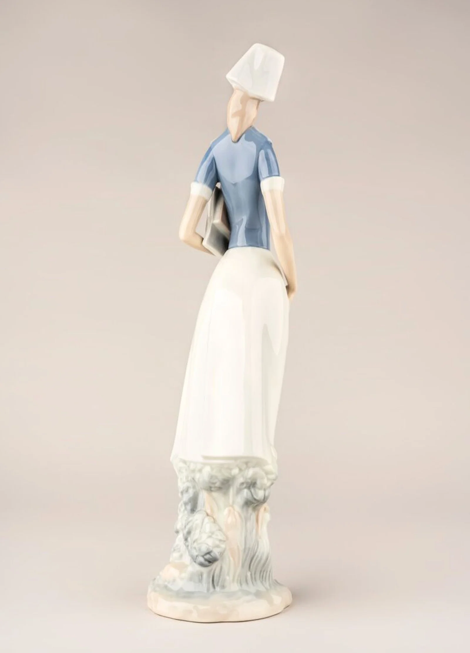 Lladro Nurse Figurine - Image 4