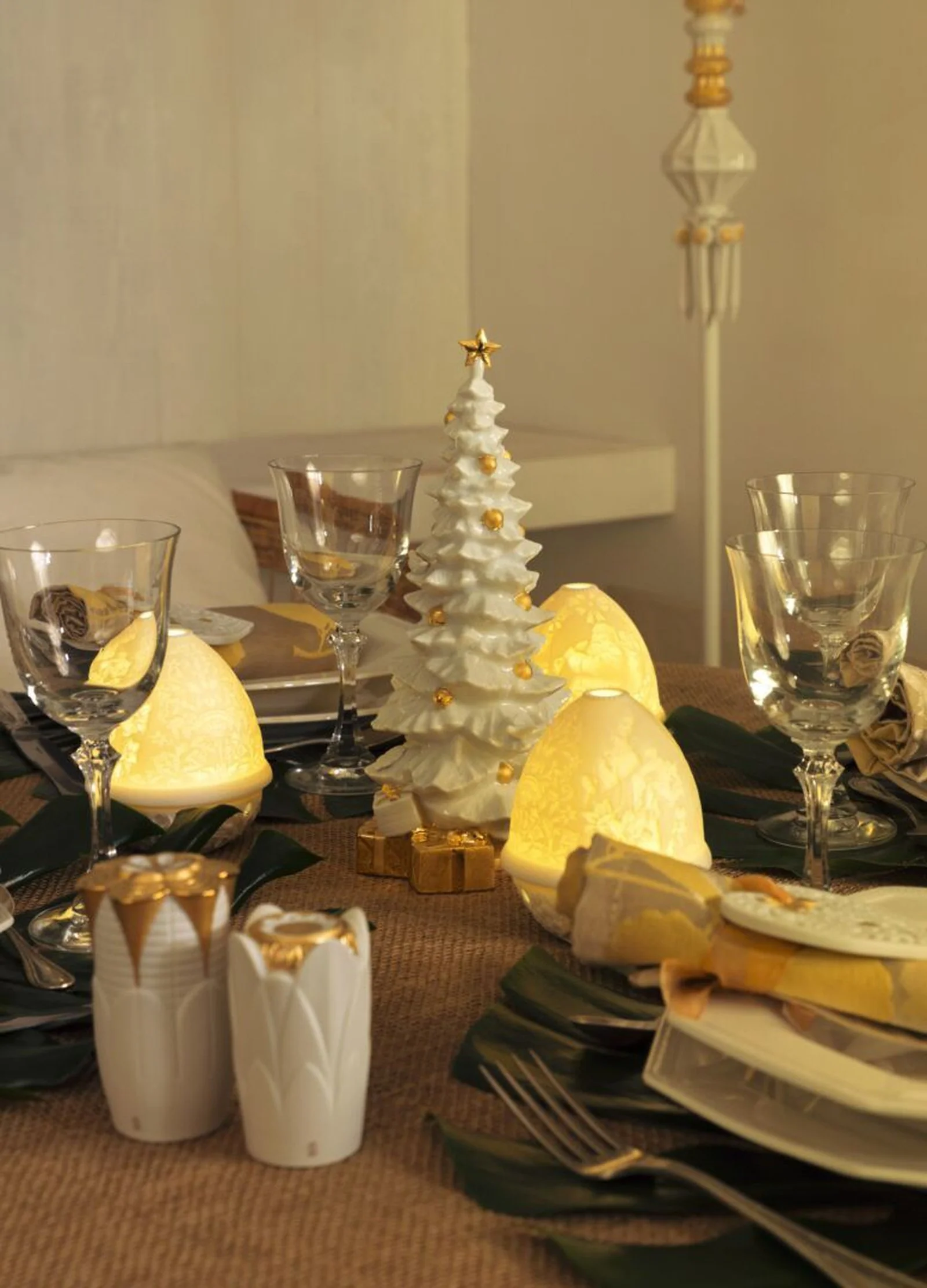 Lladro O Christmas Tree Figurine - Image 4