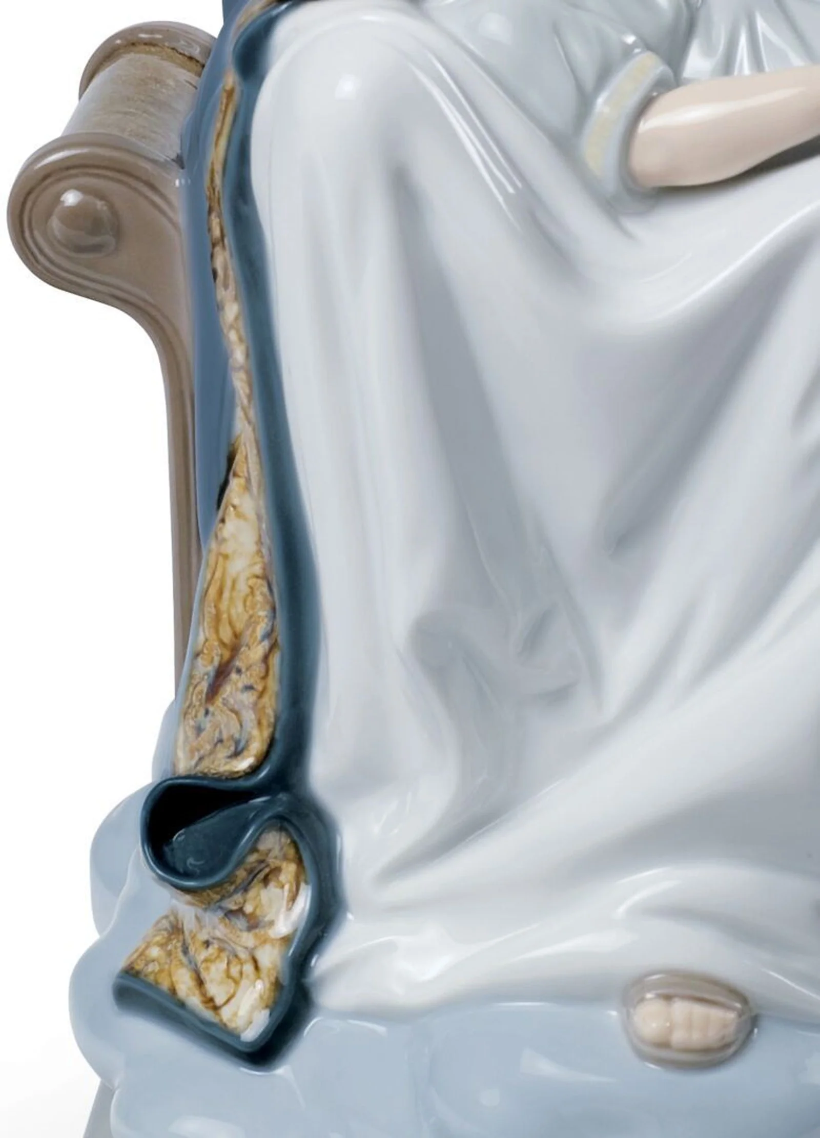 Lladro Our Lady of Divine Providence Figurine - Image 4