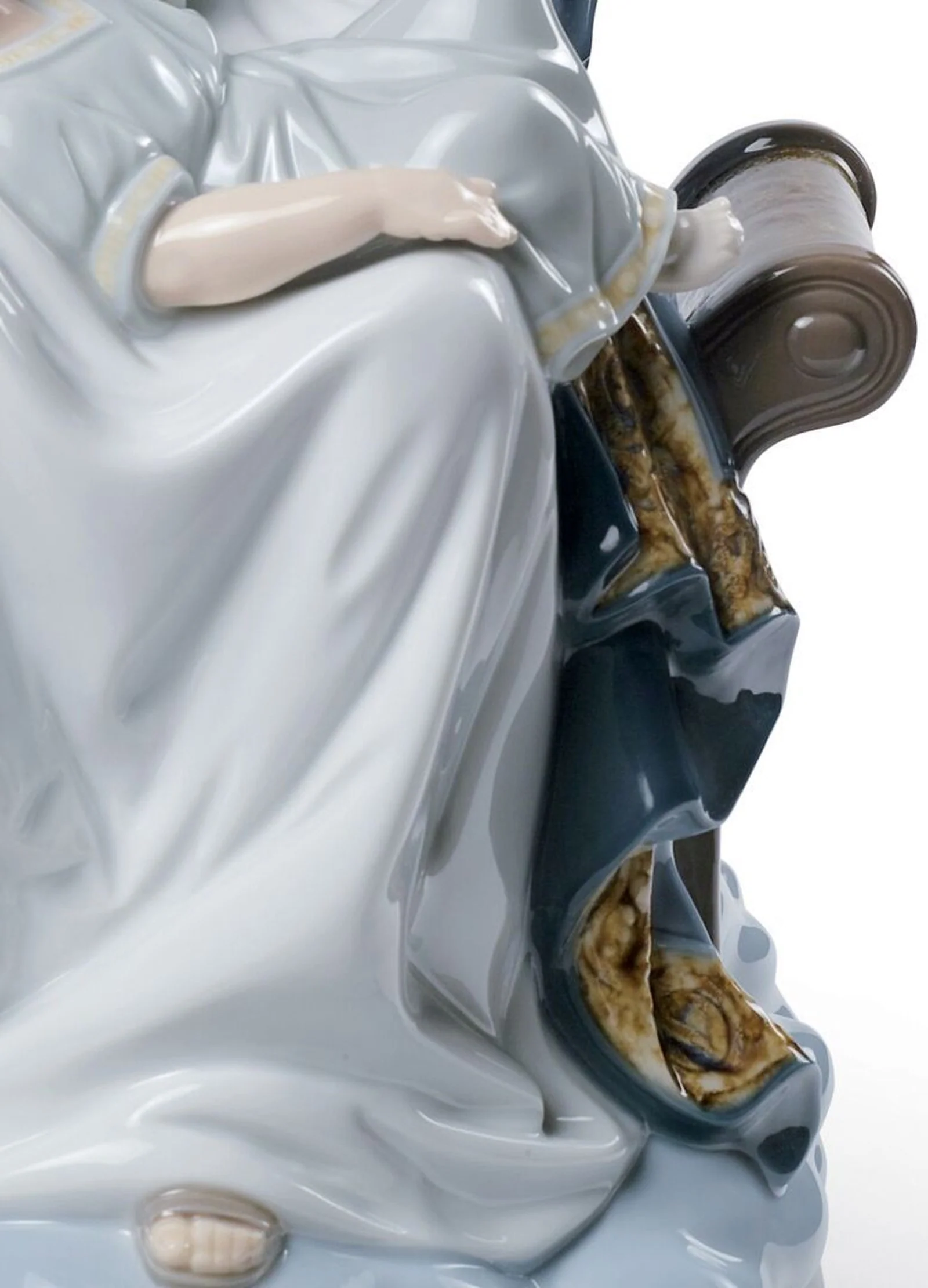 Lladro Our Lady of Divine Providence Figurine - Image 5