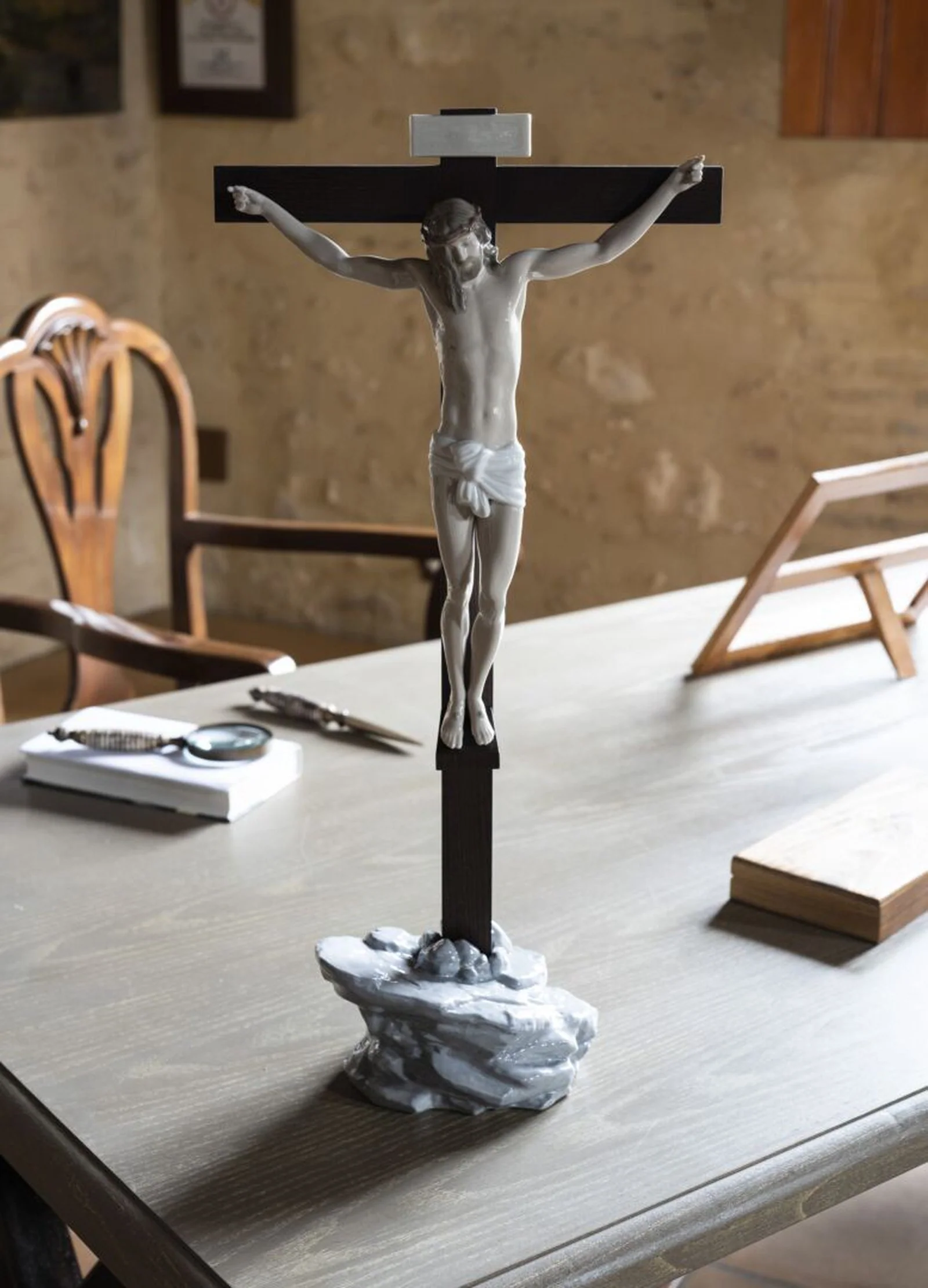Lladro Our Savior Crucifix Figurine Tabletop - Image 3