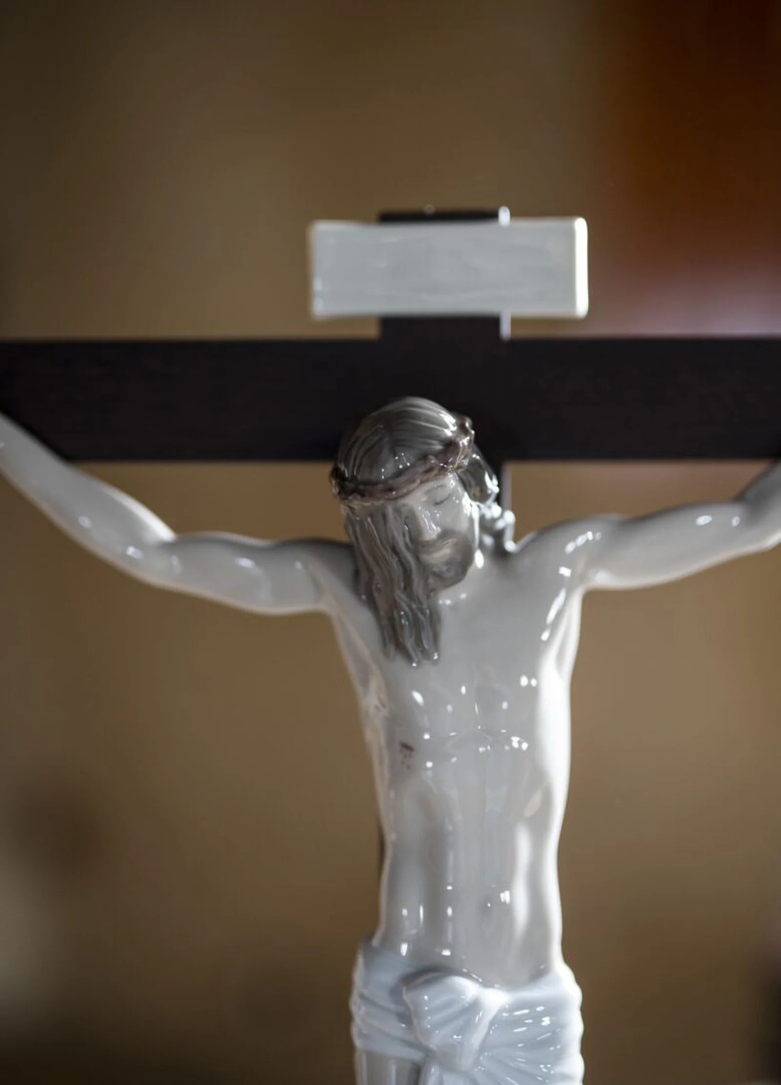Lladro Our Savior Crucifix Figurine Tabletop - Image 5