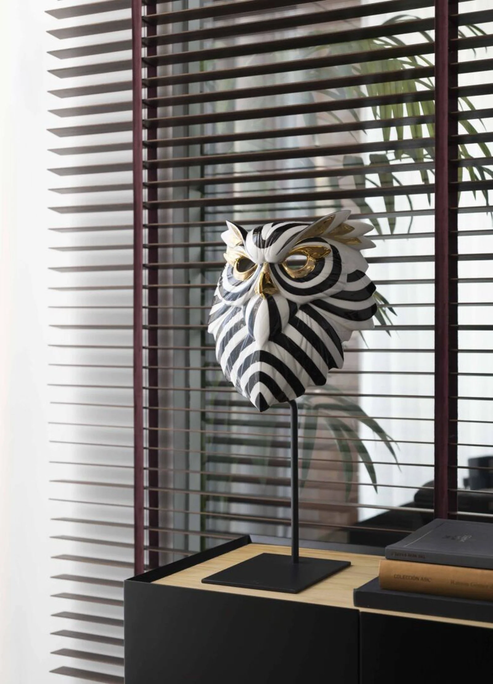 Lladro Owl Mask Black and Gold - Image 3
