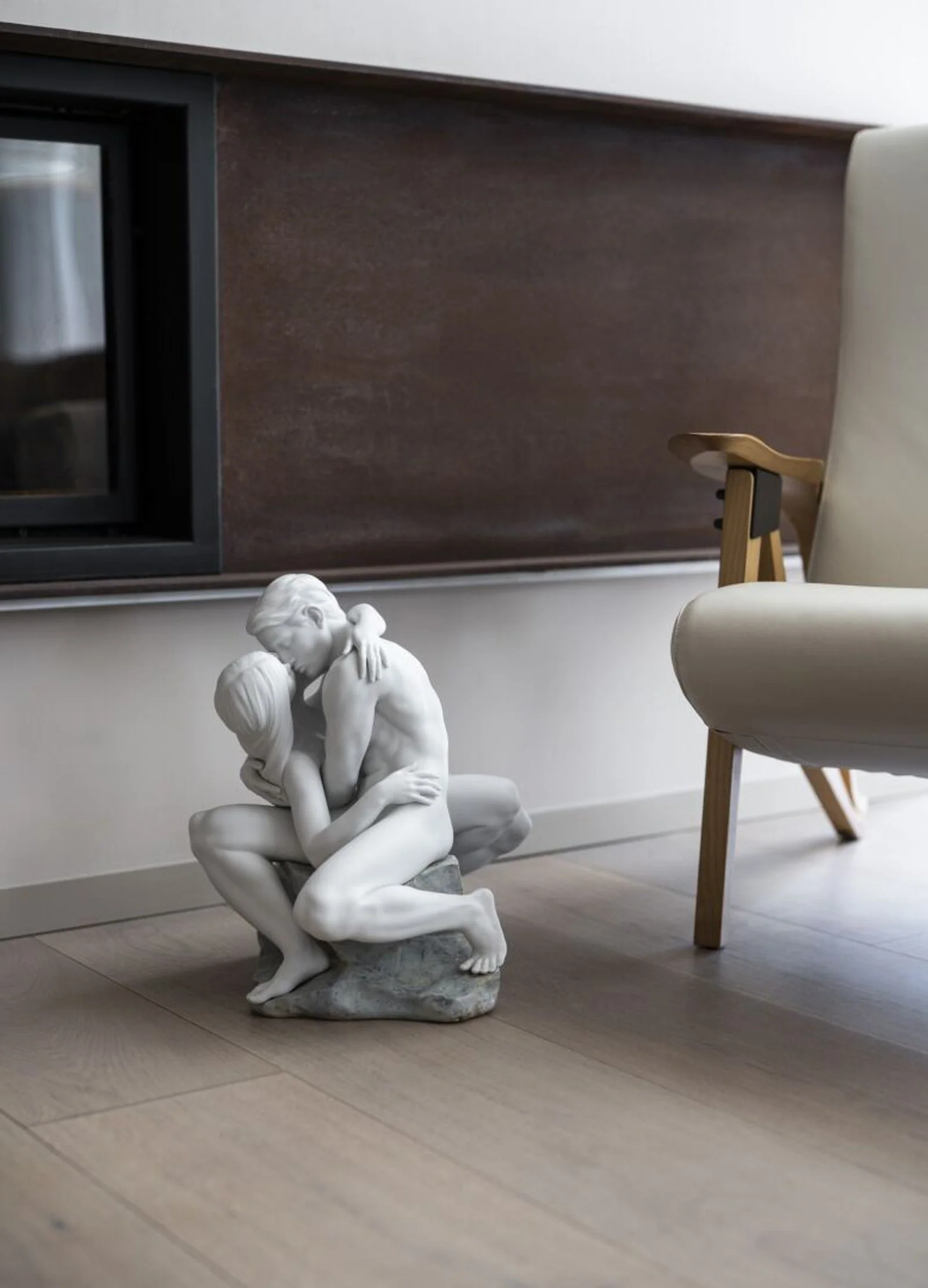 Lladro Passionate Kiss Couple Sculpture - Image 5