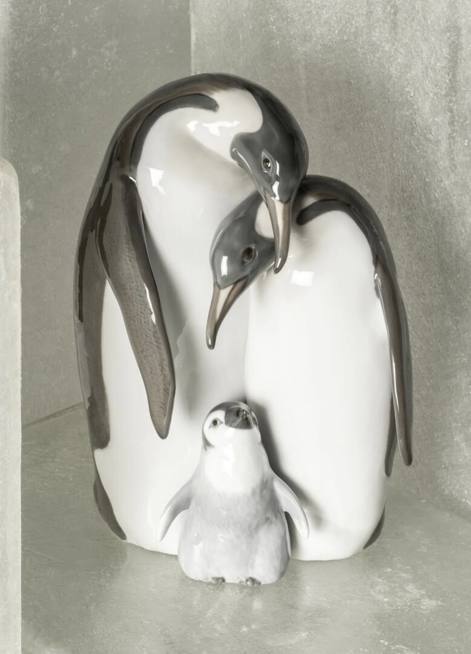 Lladro Penguin Family Figurine - Image 2