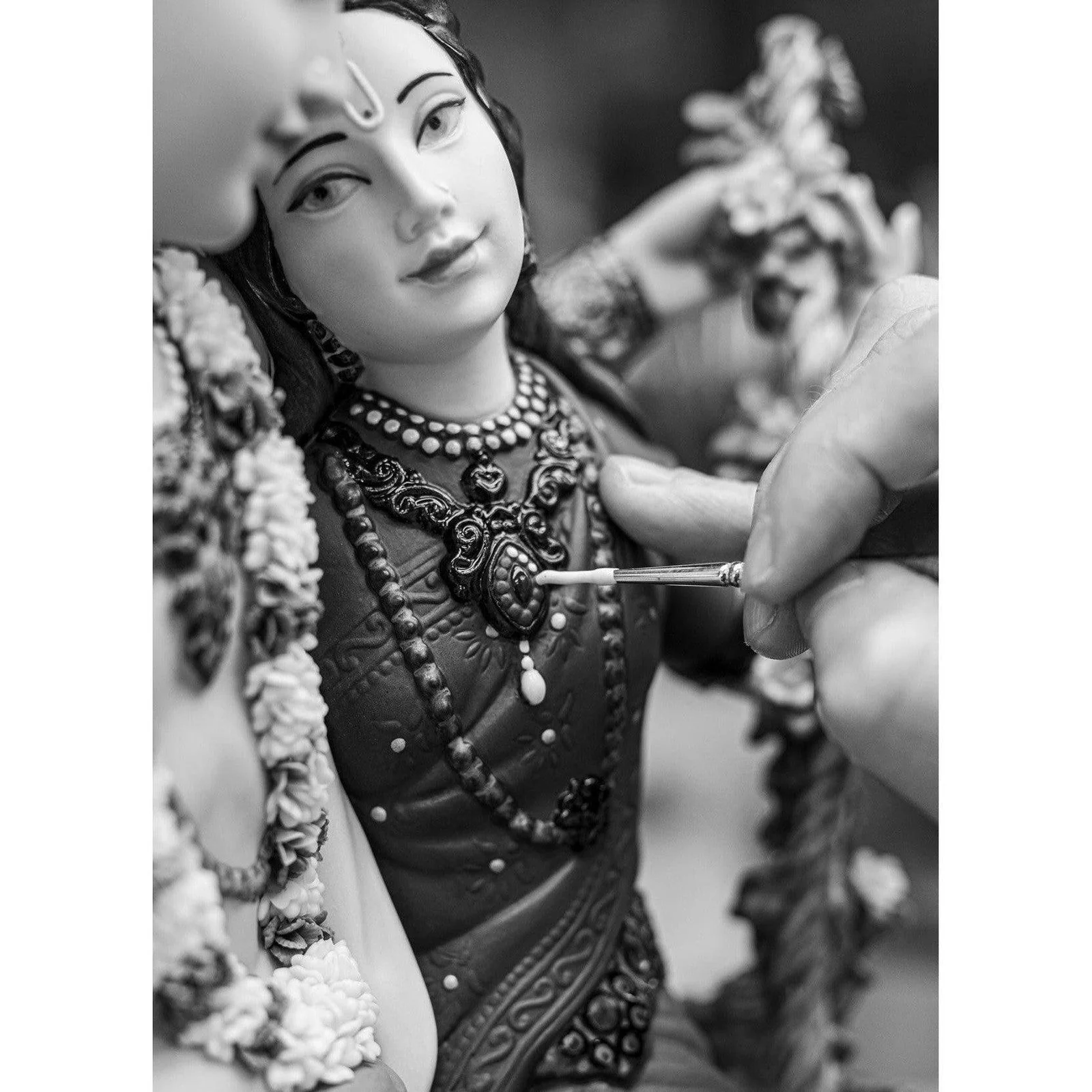 Lladro Radha Krishna on a Swing - Image 7