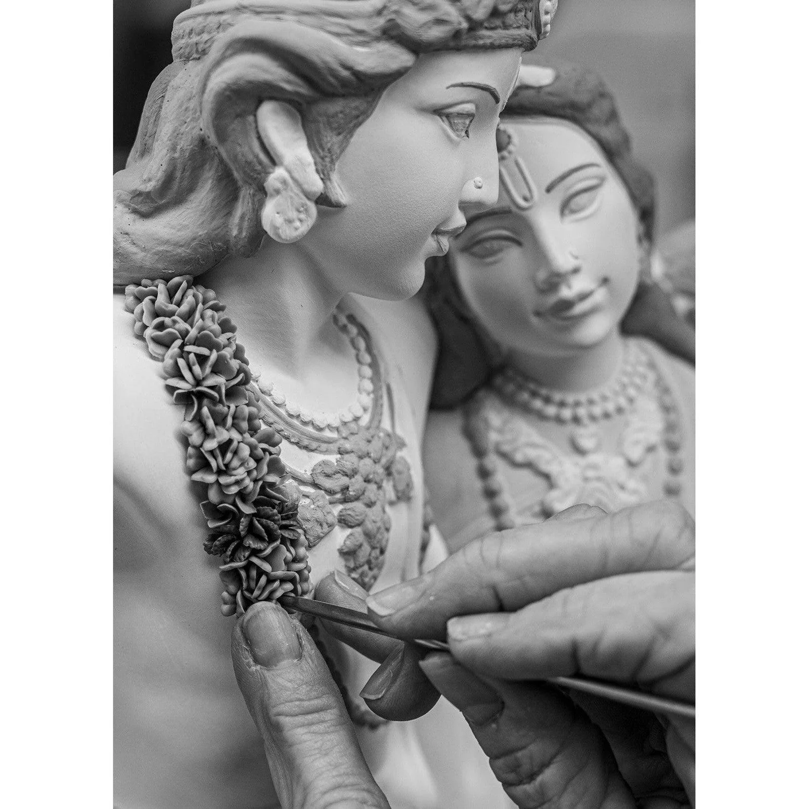 Lladro Radha Krishna on a Swing - Image 8